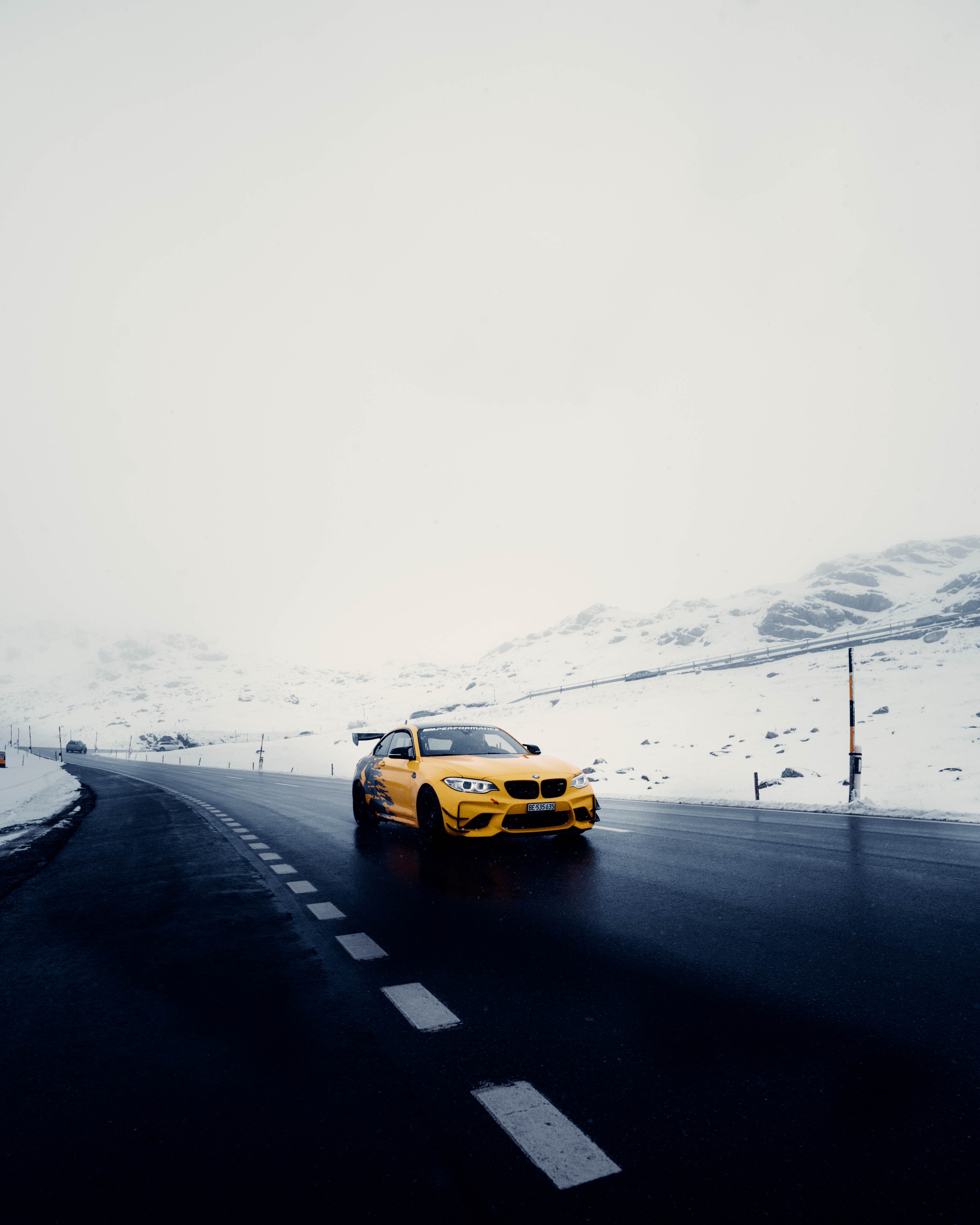 135362 скачать картинку спорткар, снег, тачки (cars), дорога, автомобиль, желтый - обои и заставки бесплатно