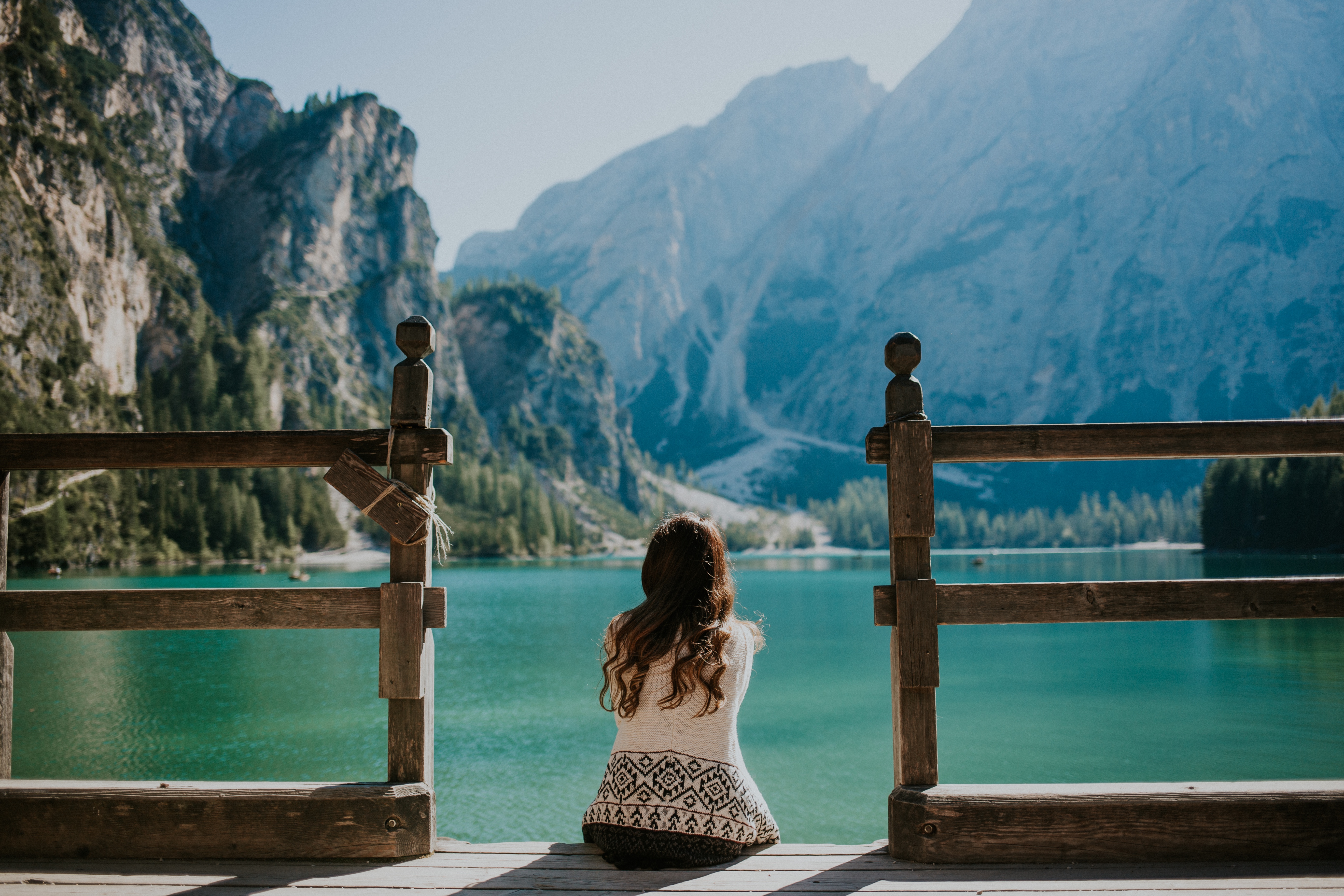 Téléchargez des papiers peints mobile Montagne, Lac, Femmes, De Dos gratuitement.