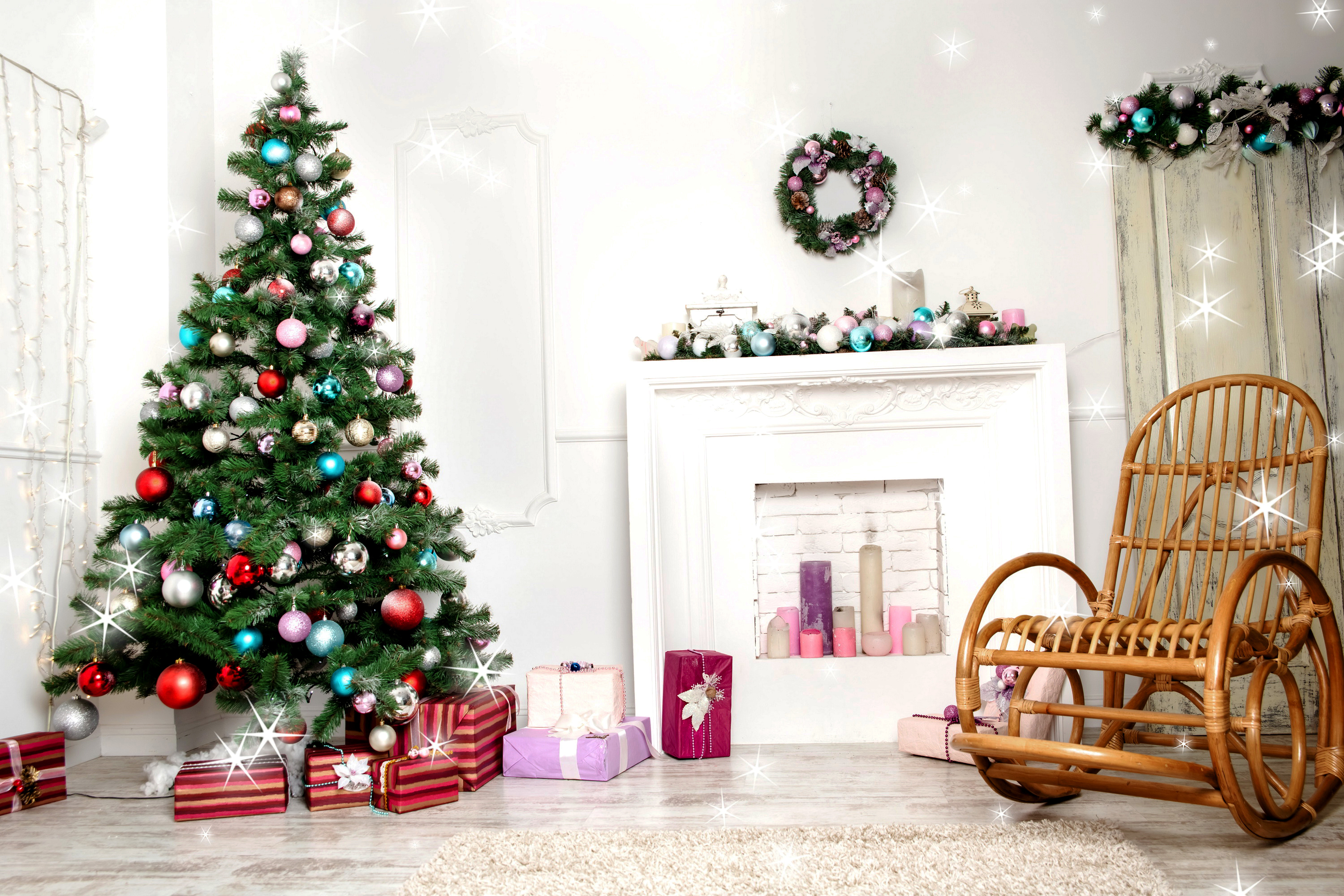 Handy-Wallpaper Feiertage, Weihnachten, Stuhl, Geschenk, Weihnachtsschmuck, Weihnachtsbaum, Kerze kostenlos herunterladen.