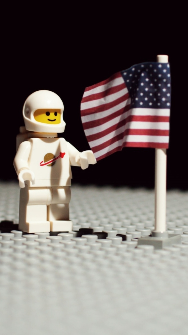 Baixar papel de parede para celular de Lego, Brinquedo, Estatueta, Bandeira, Astronauta, Produtos, Austronauta gratuito.