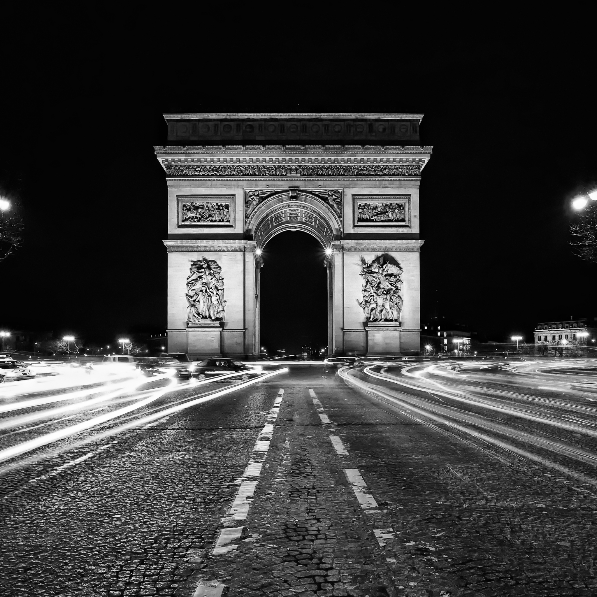 Download mobile wallpaper Night, Paris, Monuments, France, Monument, Arc De Triomphe, Man Made, Black & White, Time Lapse for free.
