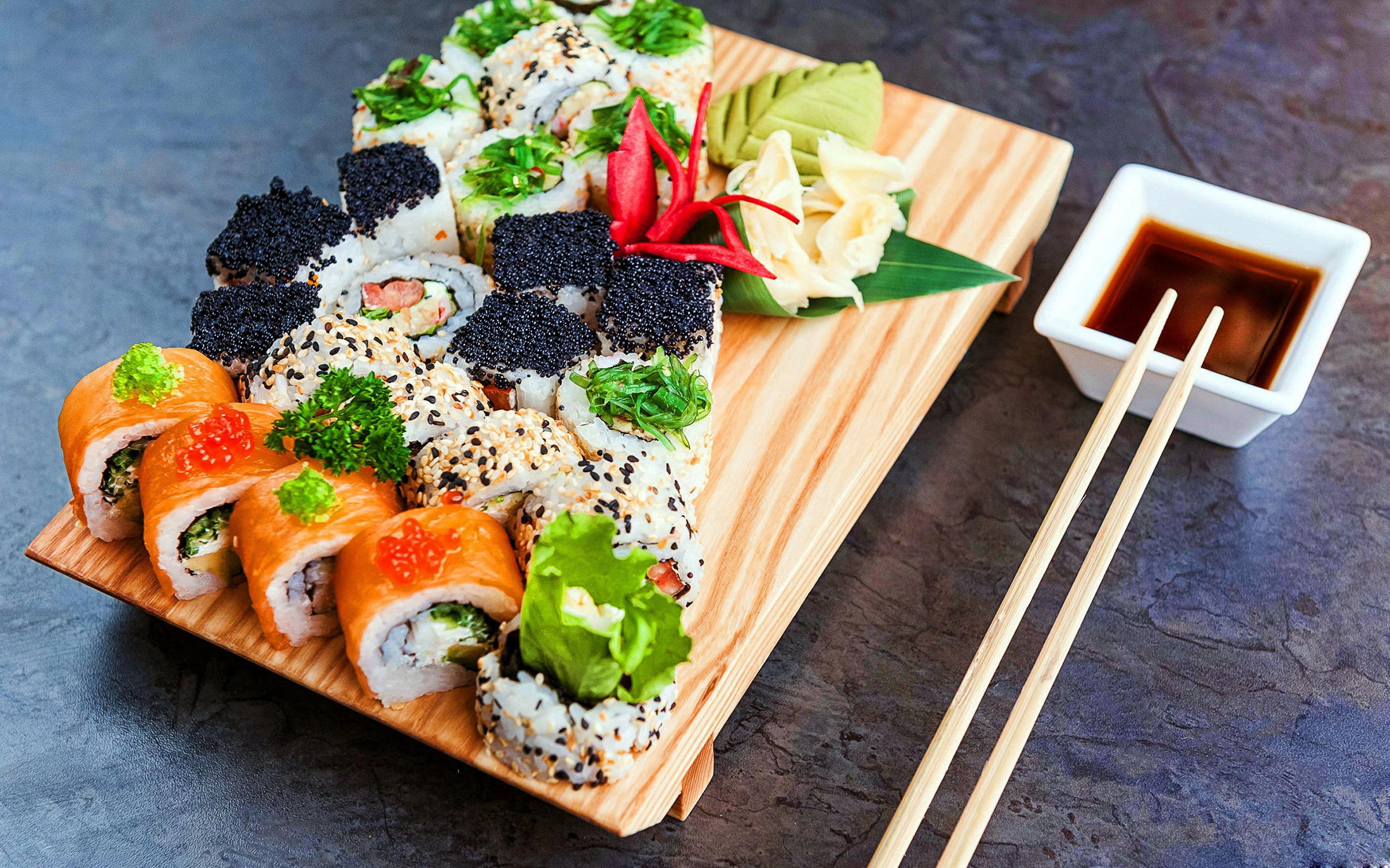 Descarga gratis la imagen Sushi, Marisco, Alimento, Bodegón, Pez, Palillos en el escritorio de tu PC