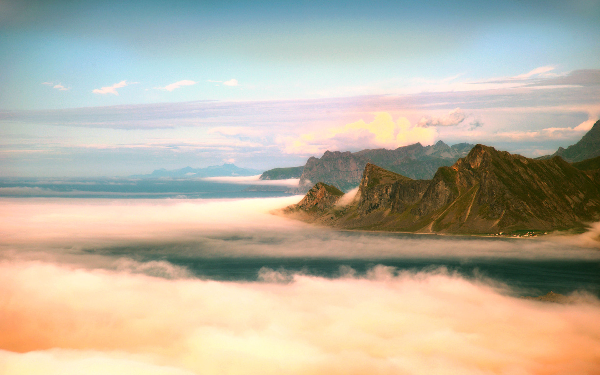 Скачати мобільні шпалери Туман, Гора, Земля, Хмара, Небо, Пейзаж безкоштовно.
