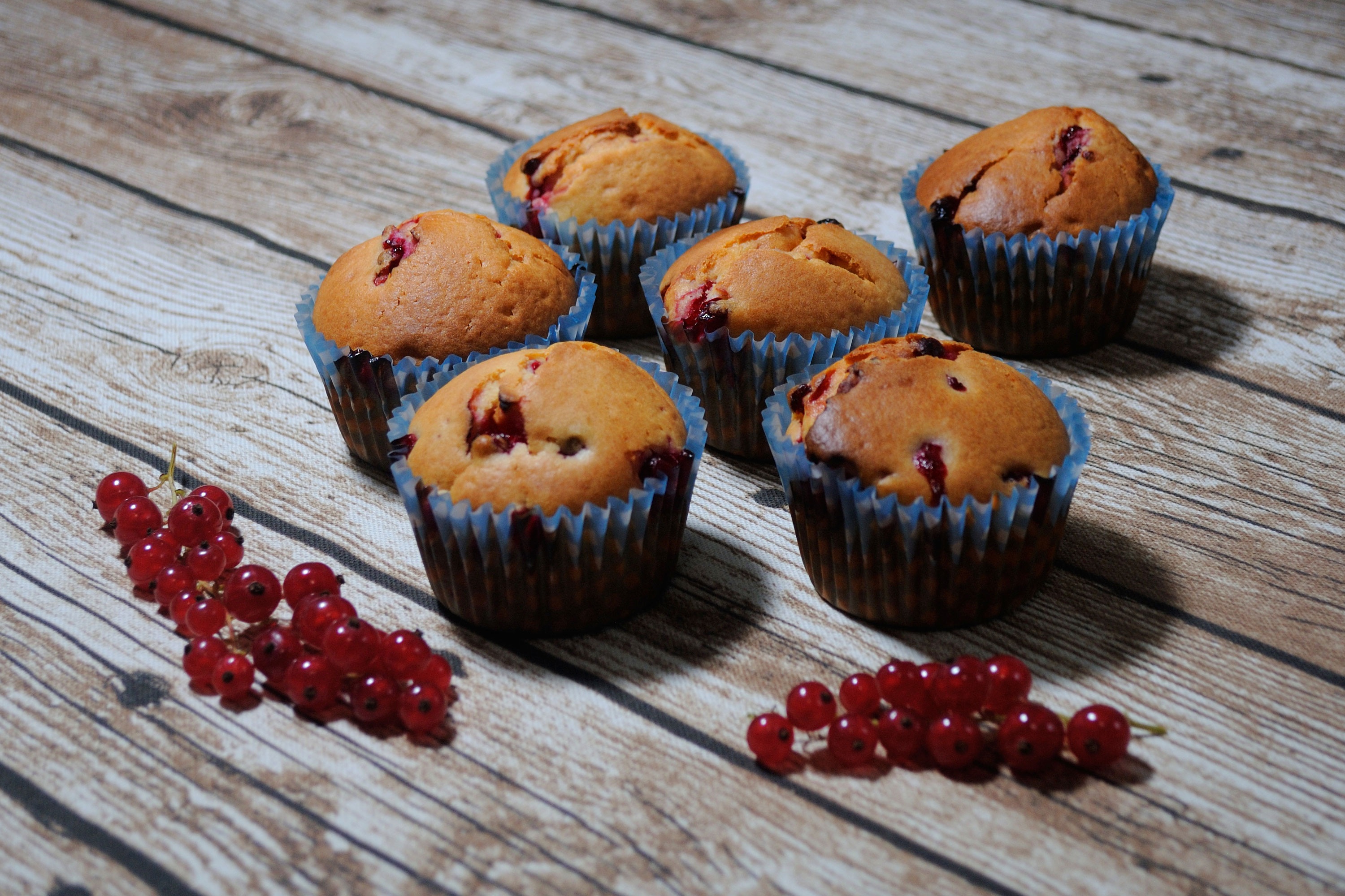 Free download wallpaper Food, Dessert, Muffin, Currants, Pastry on your PC desktop