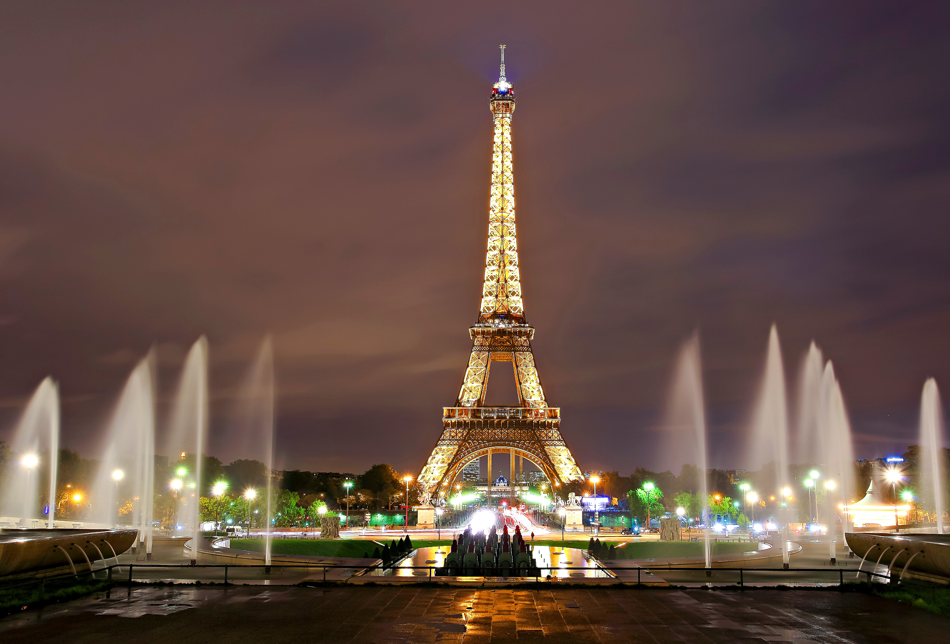 Laden Sie das Paris, Eiffelturm, Brunnen, Licht, Nacht, Monumente, Menschengemacht-Bild kostenlos auf Ihren PC-Desktop herunter