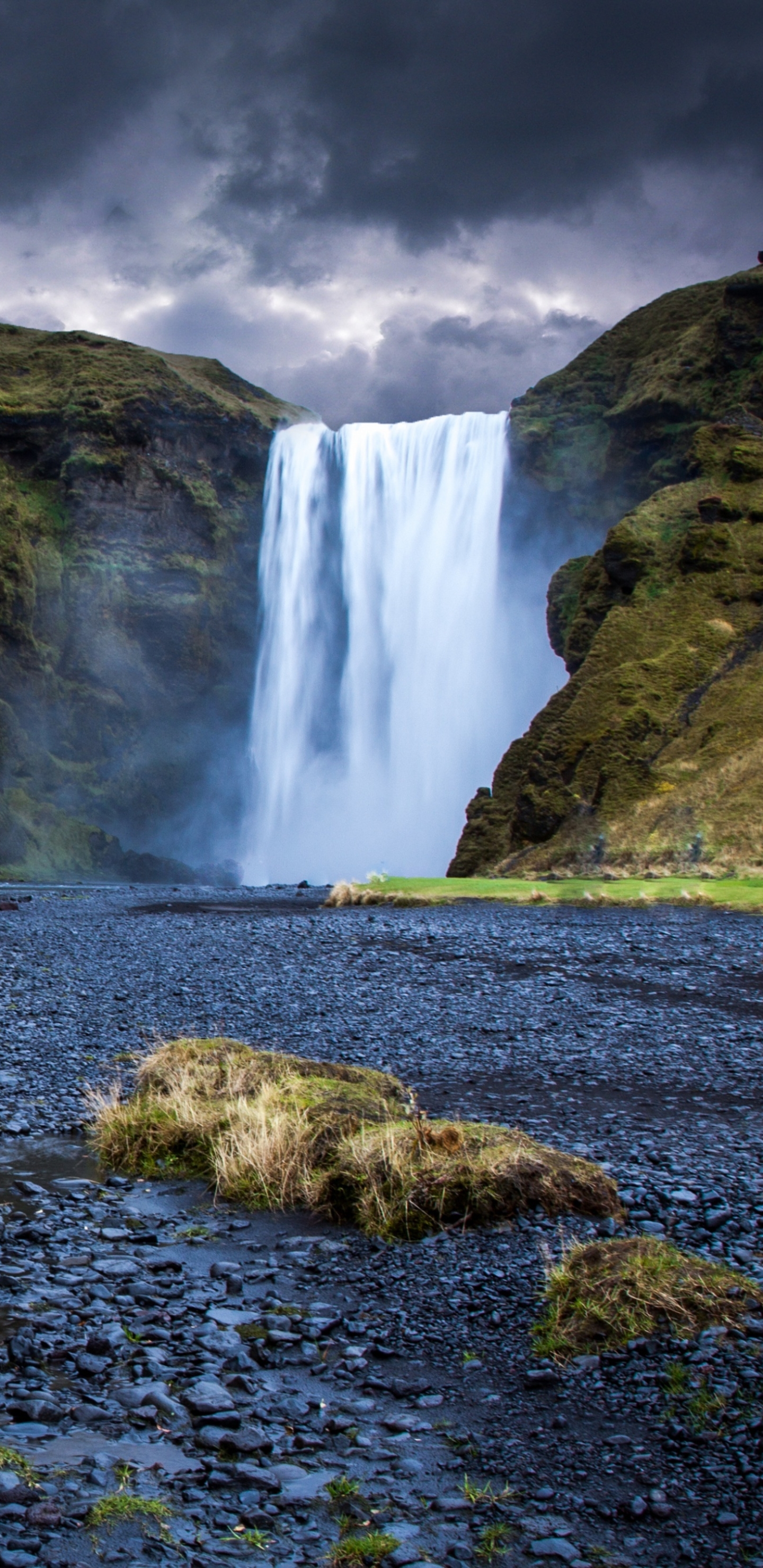 Handy-Wallpaper Wasserfälle, Island, Skogafoss, Erde/natur, Skógafoss Wasserfall kostenlos herunterladen.