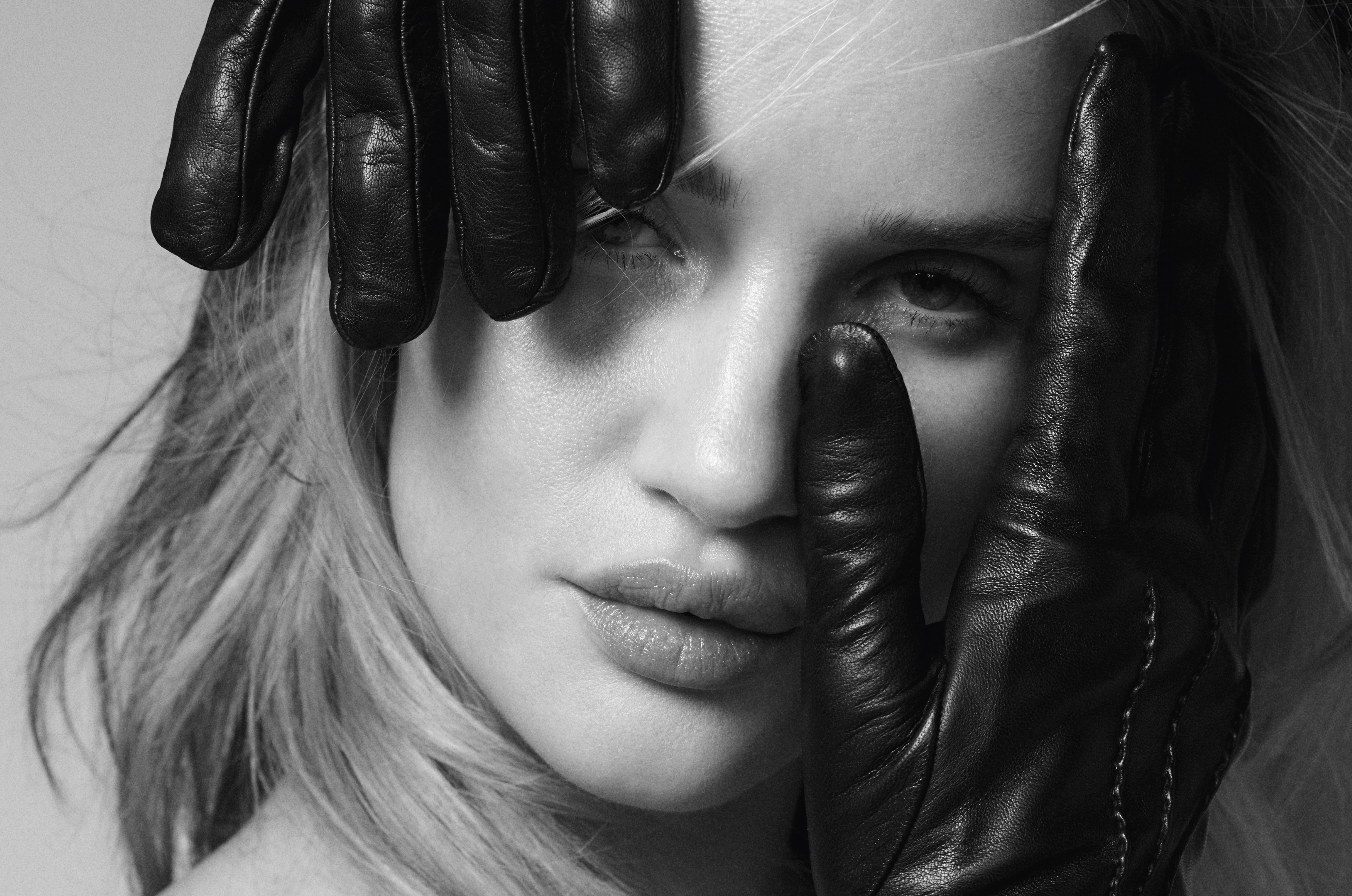 Free download wallpaper Close Up, English, Face, Glove, Model, Celebrity, Black & White, Actress, Rosie Huntington Whiteley on your PC desktop