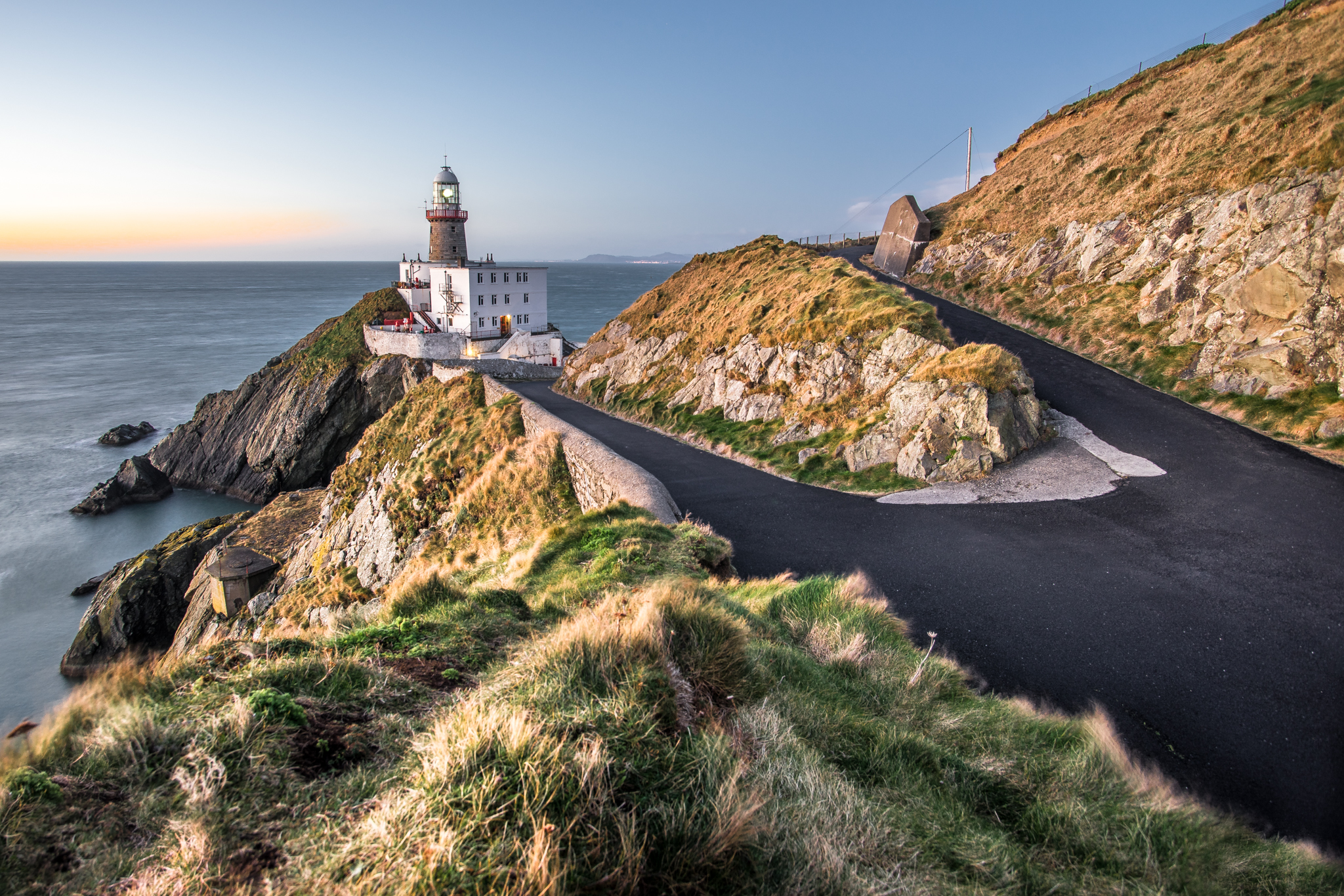 852561 скачать картинку ирландия, маяк, сделано человеком, бейли маяк, горизонт, утро, дорога, море, восход солнца - обои и заставки бесплатно