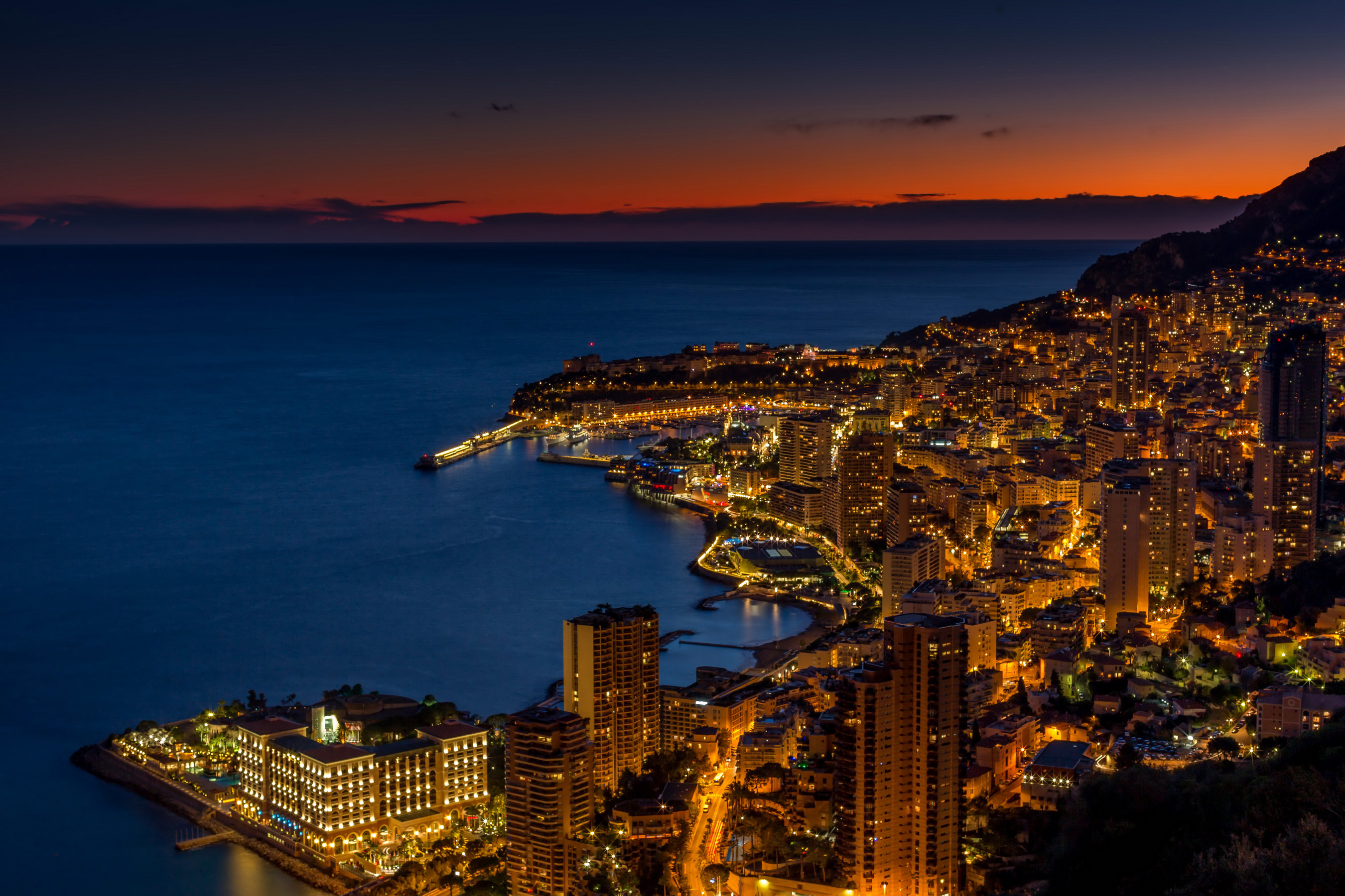 Handy-Wallpaper Städte, Wolkenkratzer, Gebäude, Horizont, Küste, Monaco, Nacht, Menschengemacht, Großstadt kostenlos herunterladen.