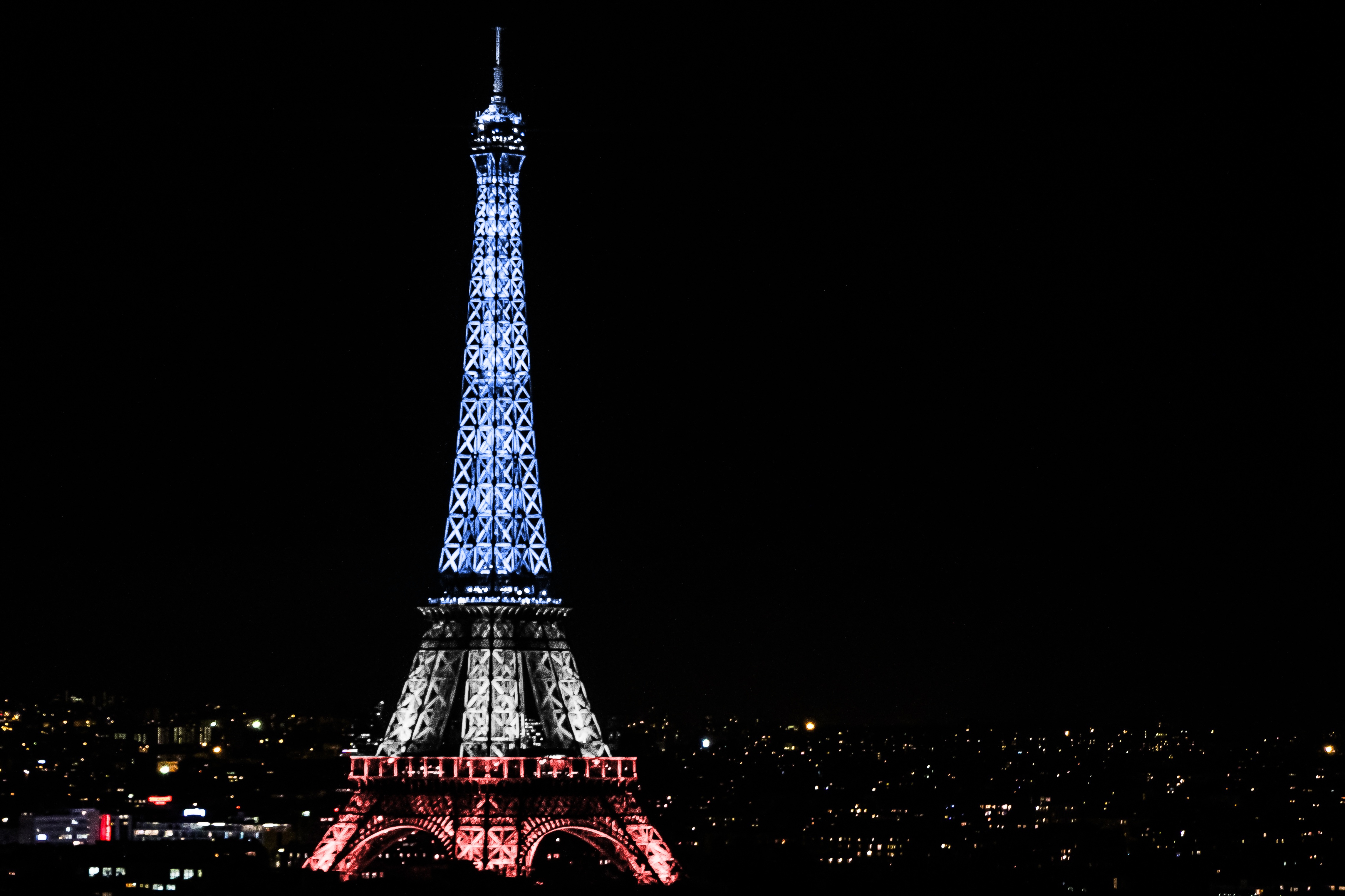 Baixe gratuitamente a imagem Noite, Paris, Torre Eiffel, Monumentos, Luz, França, Monumento, Feito Pelo Homem na área de trabalho do seu PC