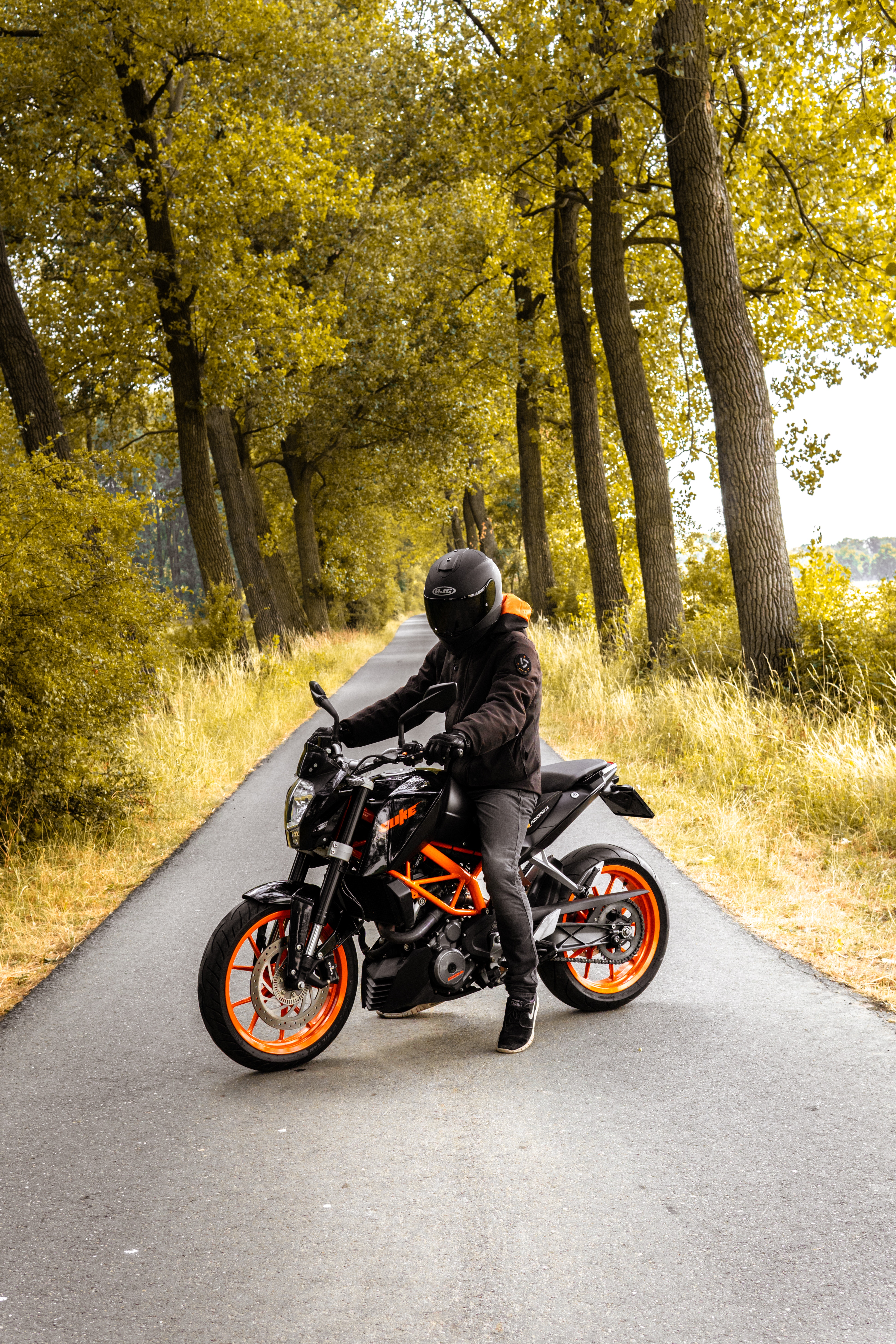64590 télécharger le fond d'écran motocycliste, moto, route, casque, motocyclette - économiseurs d'écran et images gratuitement