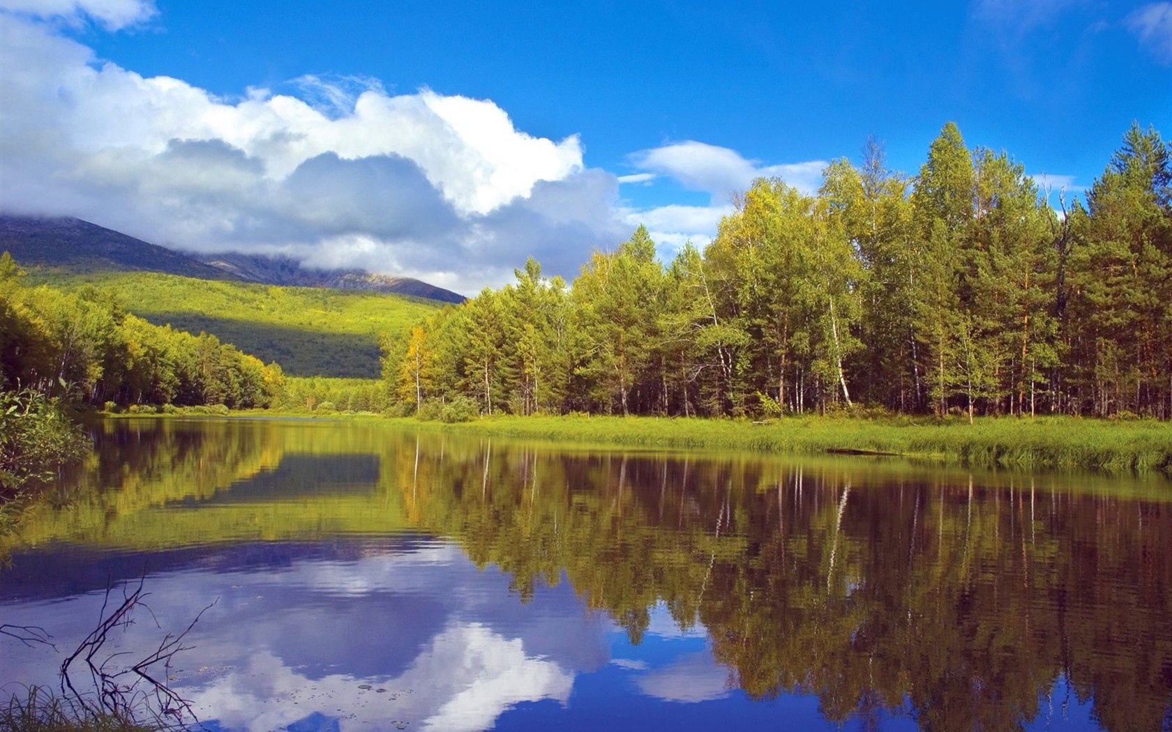 107030 descargar fondo de pantalla naturaleza, árboles, cielo, nubes, lago, reflexión, orilla, banco, bosque, siberia: protectores de pantalla e imágenes gratis