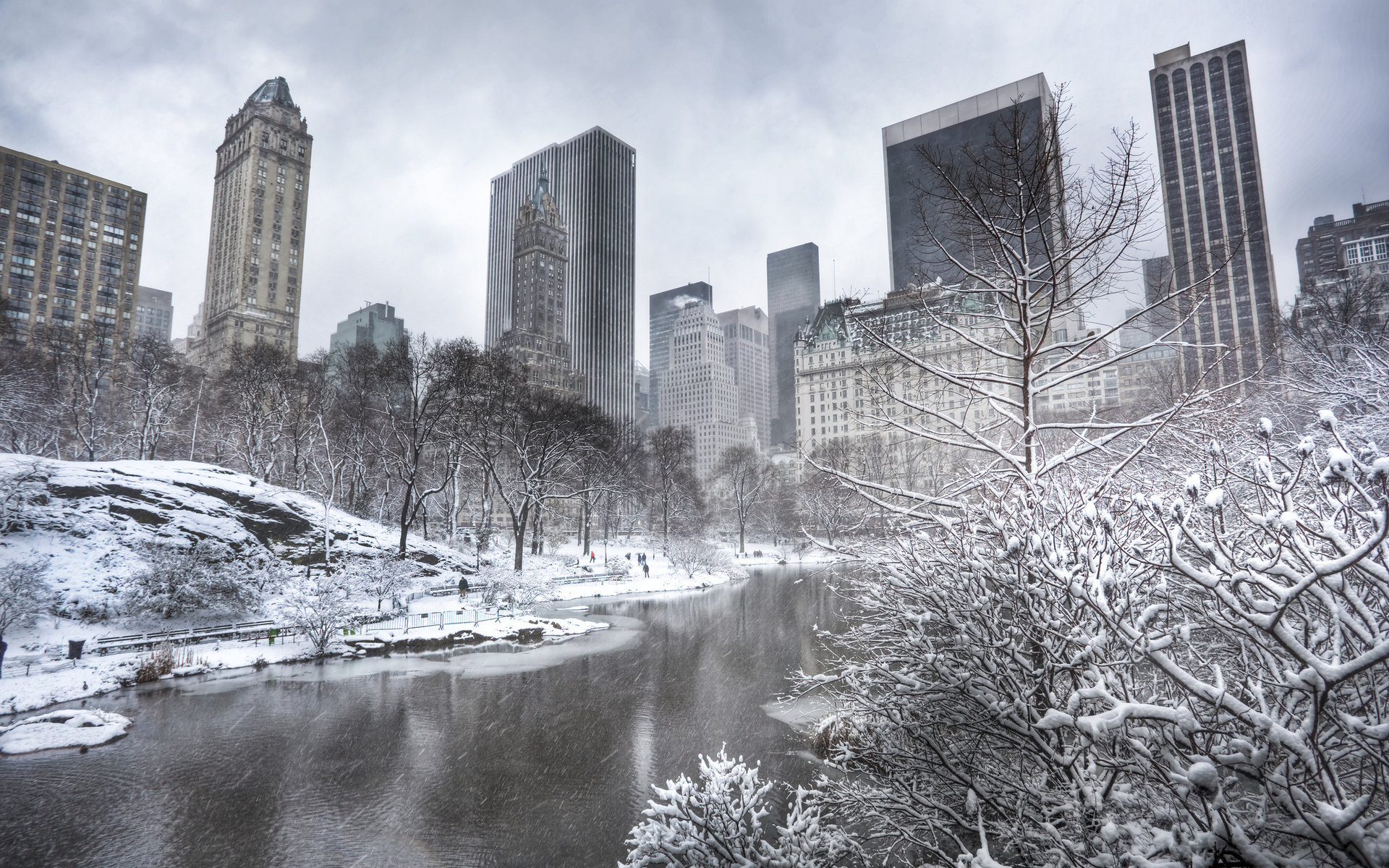 Laden Sie das Winter, Schnee, Wolkenkratzer, Gebäude, See, Park, New York, Manhattan, Zentralpark, Menschengemacht, Großstadt-Bild kostenlos auf Ihren PC-Desktop herunter