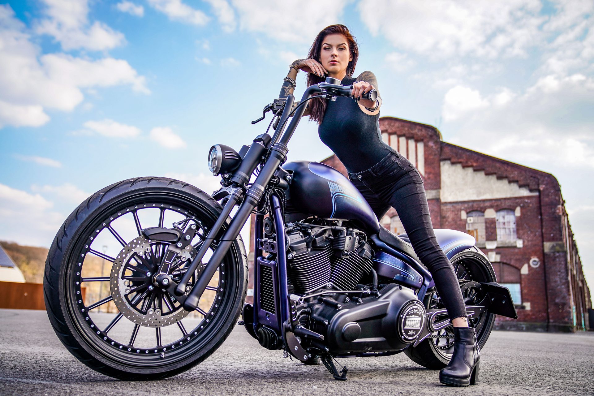 946342 baixar papel de parede mulheres, garotas & motos, motocicleta personalizada, harley davidson, alfândega de thunderbike - protetores de tela e imagens gratuitamente