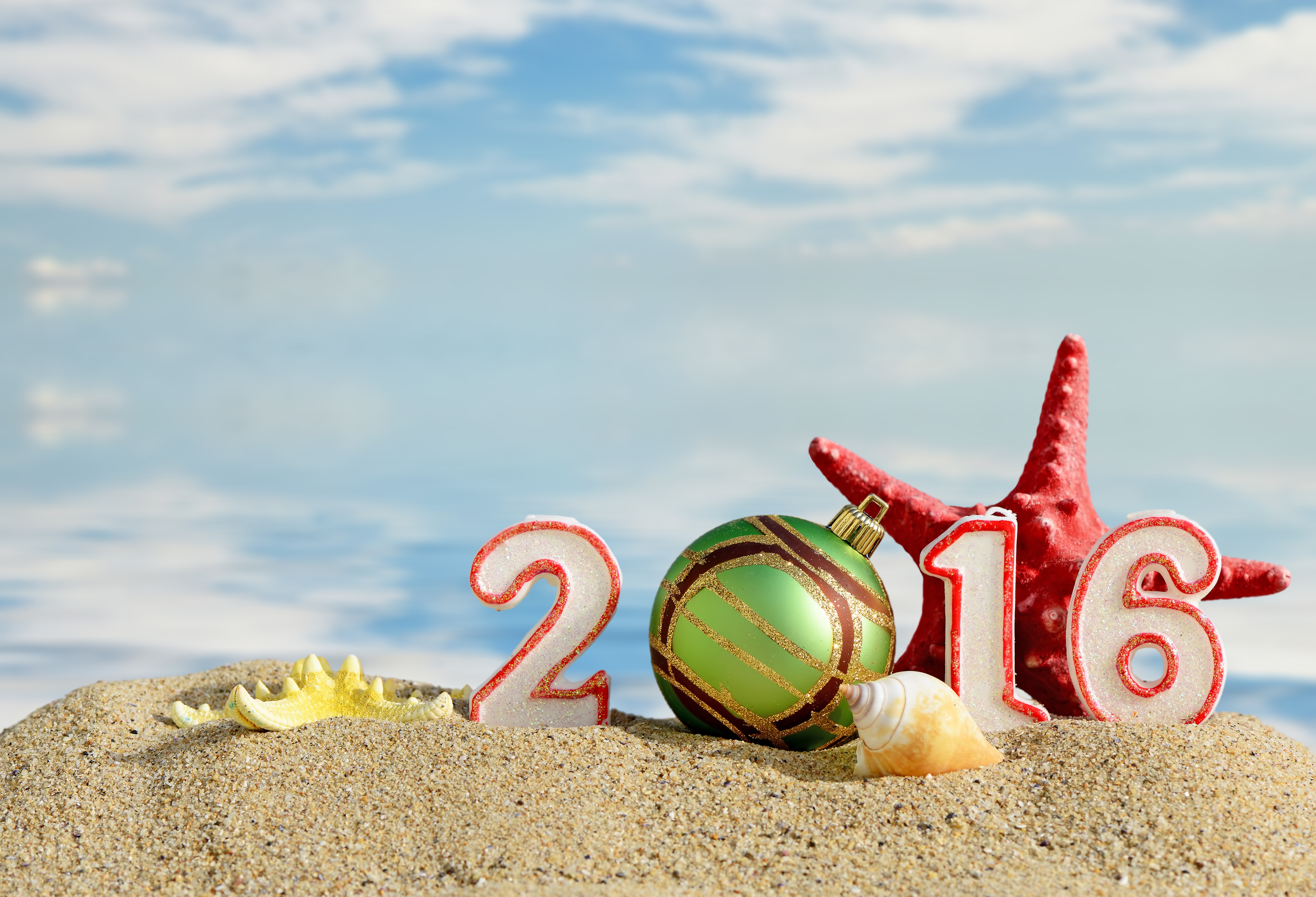 733378 завантажити картинку свято, новий рік 2016, пляжний, різдвяні прикраси, новий рік, пісок, оболонка, морська зірка - шпалери і заставки безкоштовно