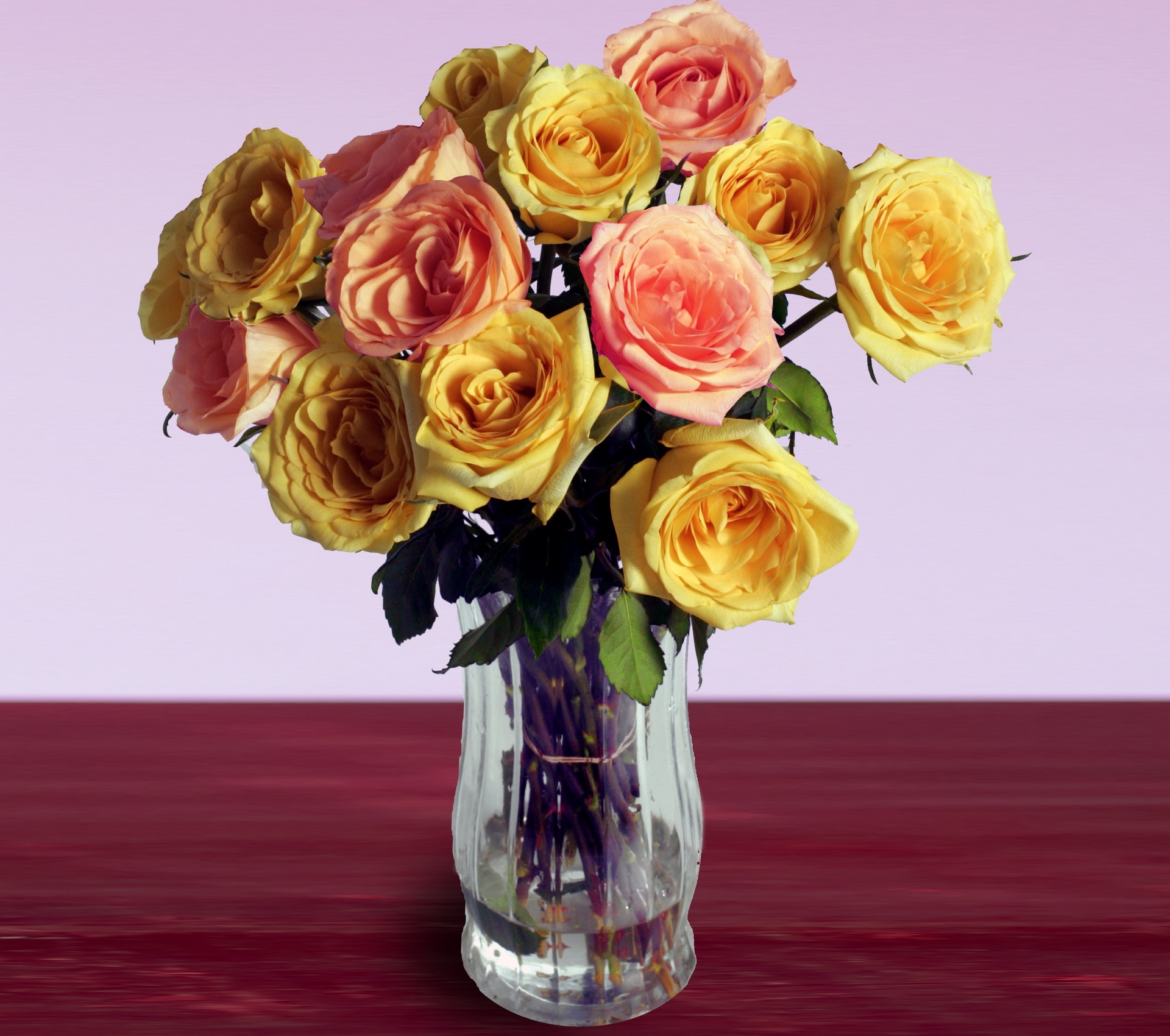 127013 скачать картинку цветы, розы, букет, ваза, распущенные - обои и заставки бесплатно