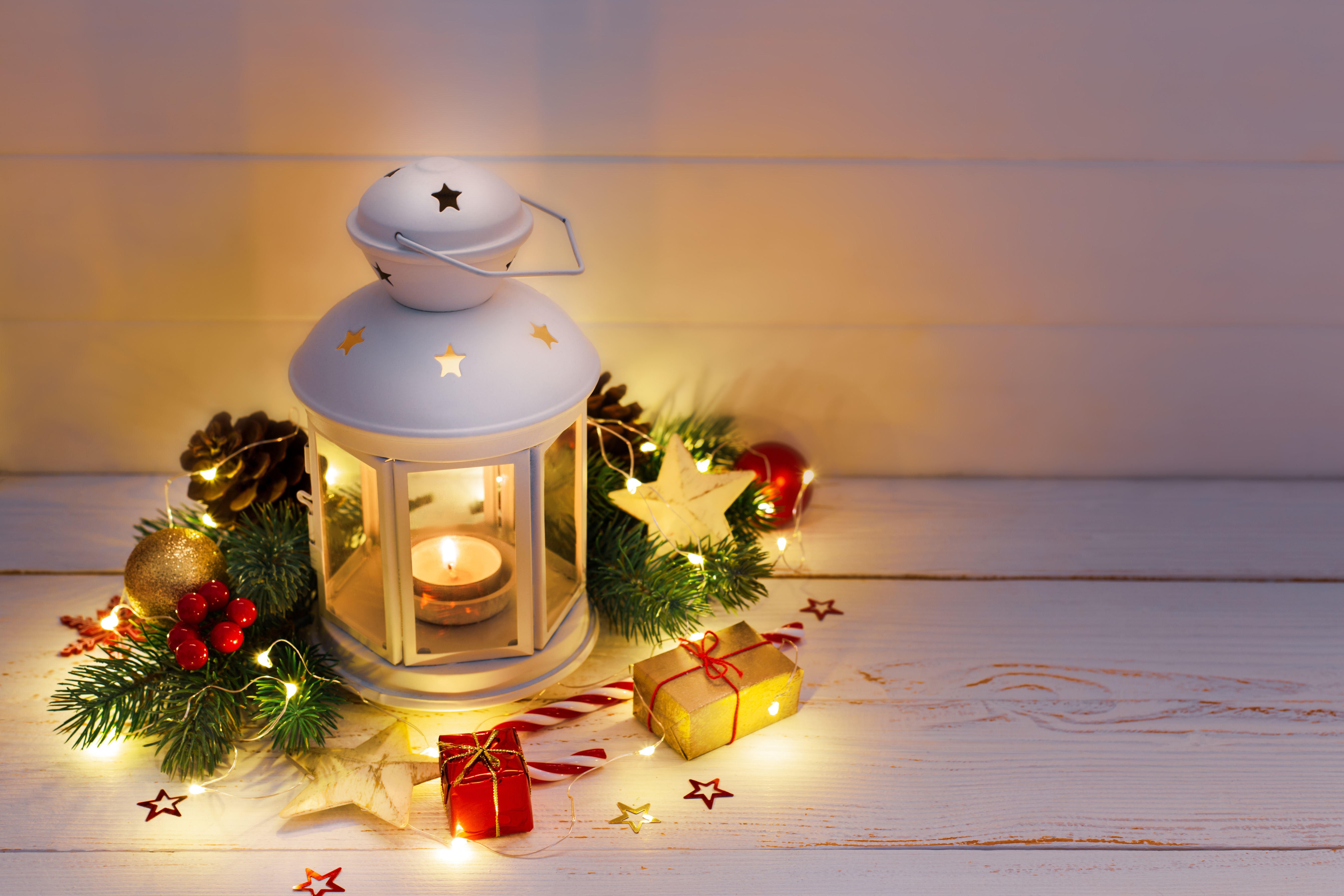 Téléchargez des papiers peints mobile Noël, Lanterne, Cadeau, Construction Humaine gratuitement.