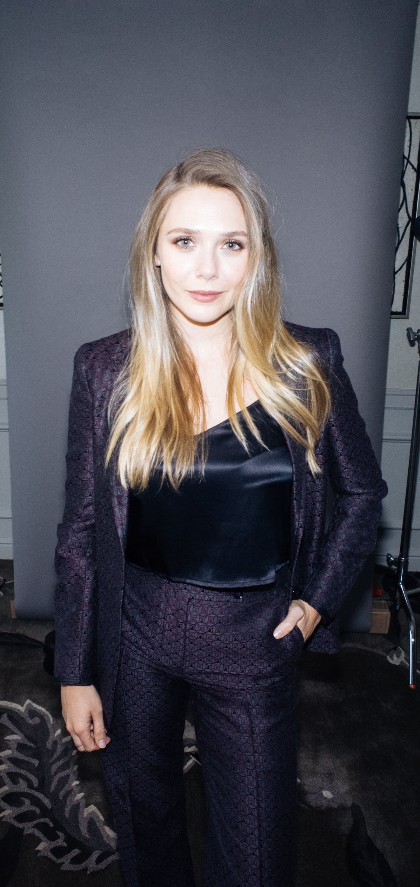 Download mobile wallpaper Blonde, Celebrity, Actress, Elizabeth Olsen for free.