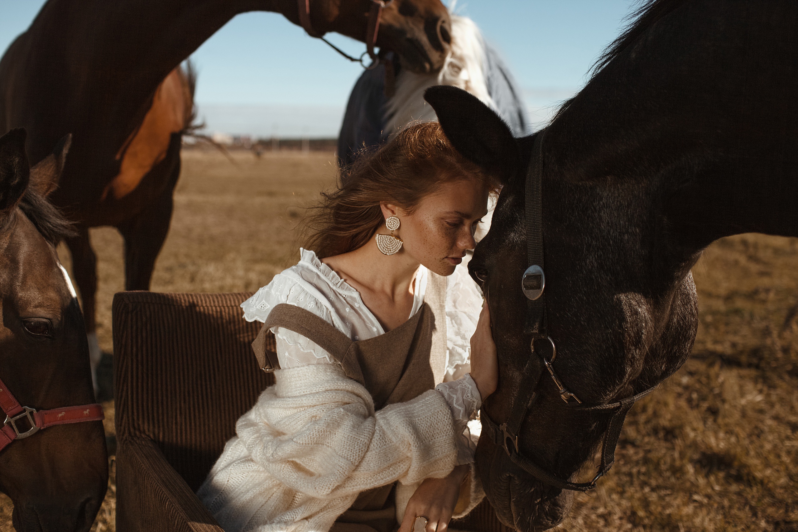 Descarga gratuita de fondo de pantalla para móvil de Caballo, Modelo, Mujeres, Aretes, Estado De Ánimo.