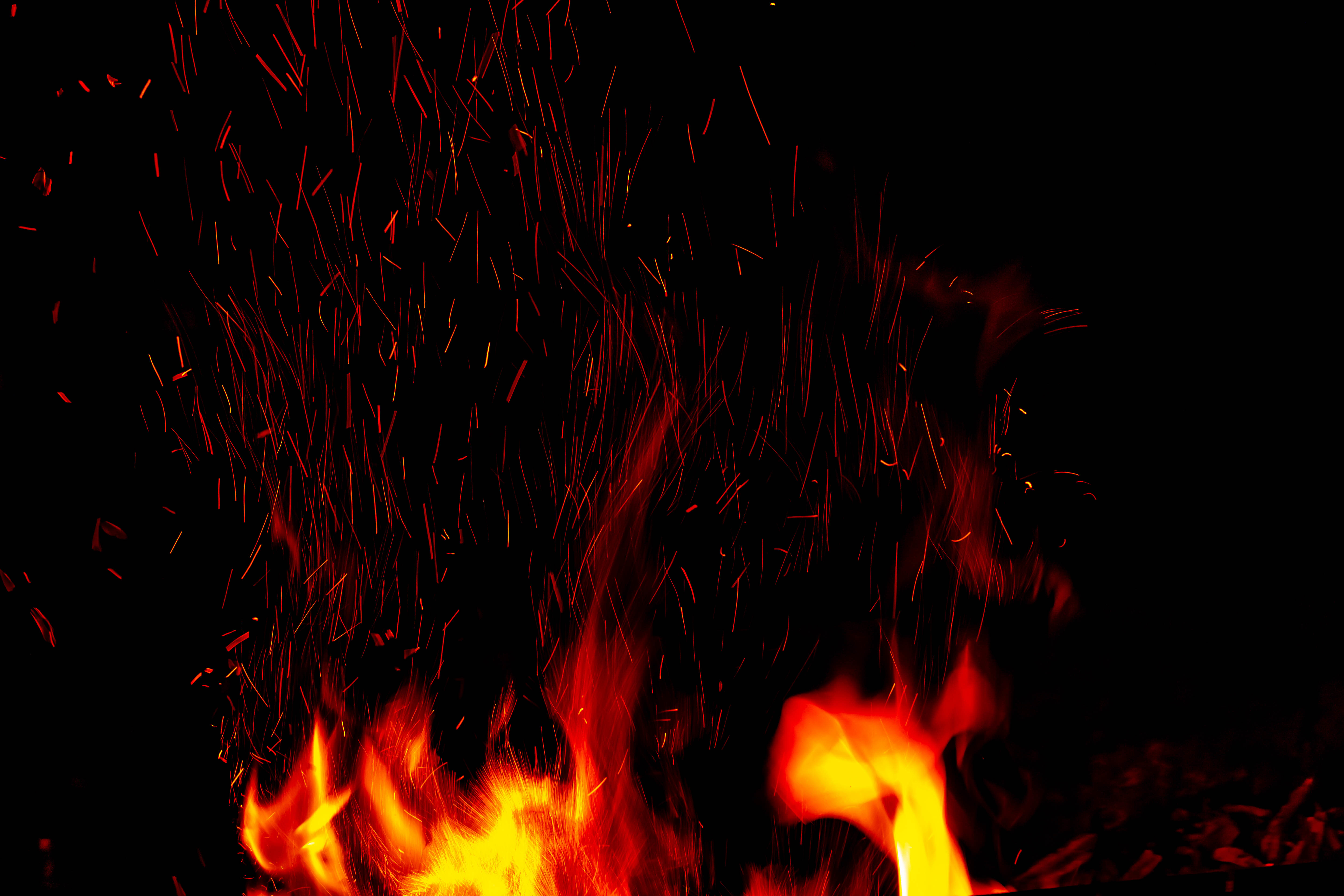 124652画像をダウンロード火災, たき火, 闇, 暗い, 火炎, 炎, スパークス, 火の粉, 黒い-壁紙とスクリーンセーバーを無料で