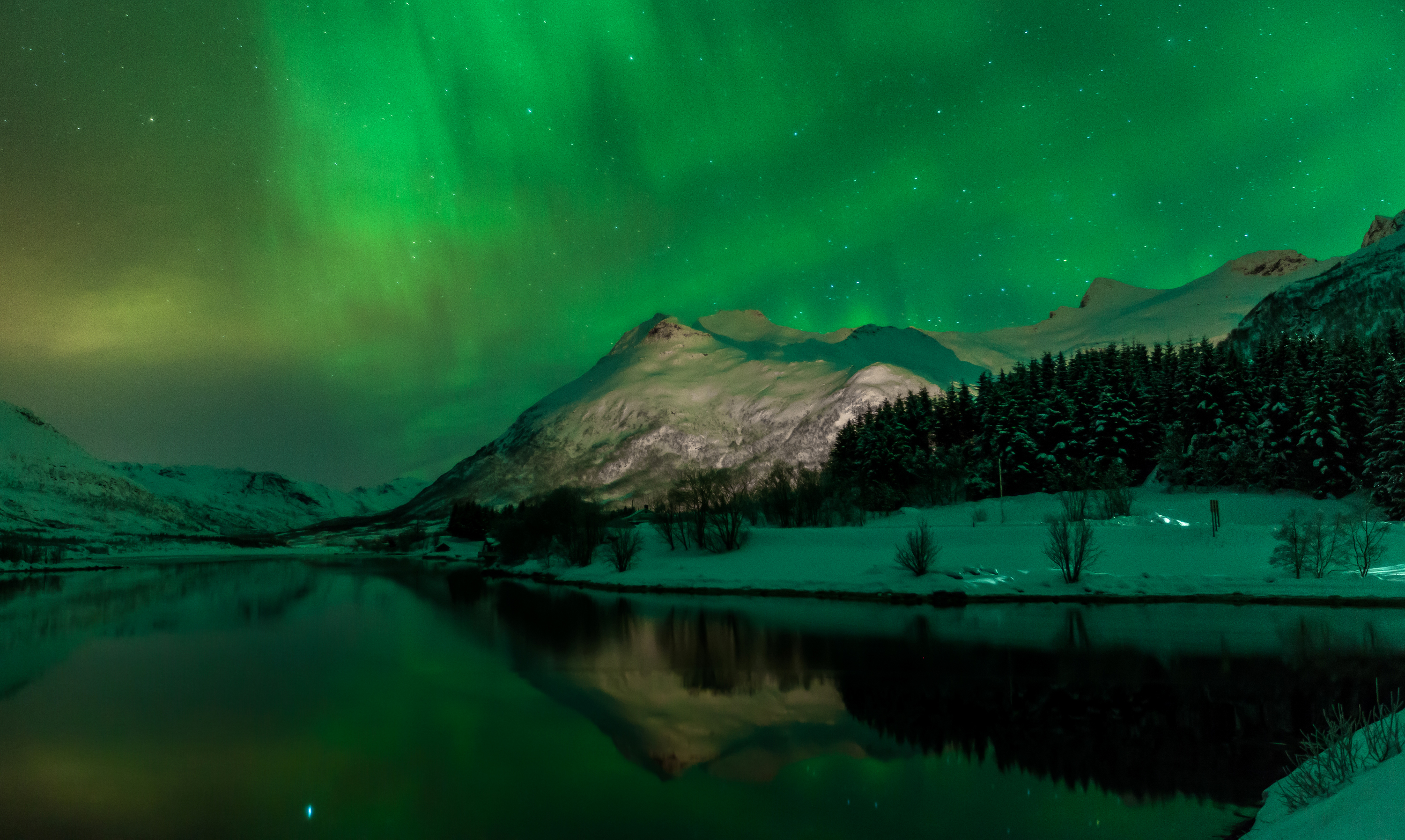 Скачать картинку Зима, Небо, Снег, Гора, Озеро, Отражение, Свет, Зеленый, Северное Сияние, Норвегия, Земля/природа в телефон бесплатно.