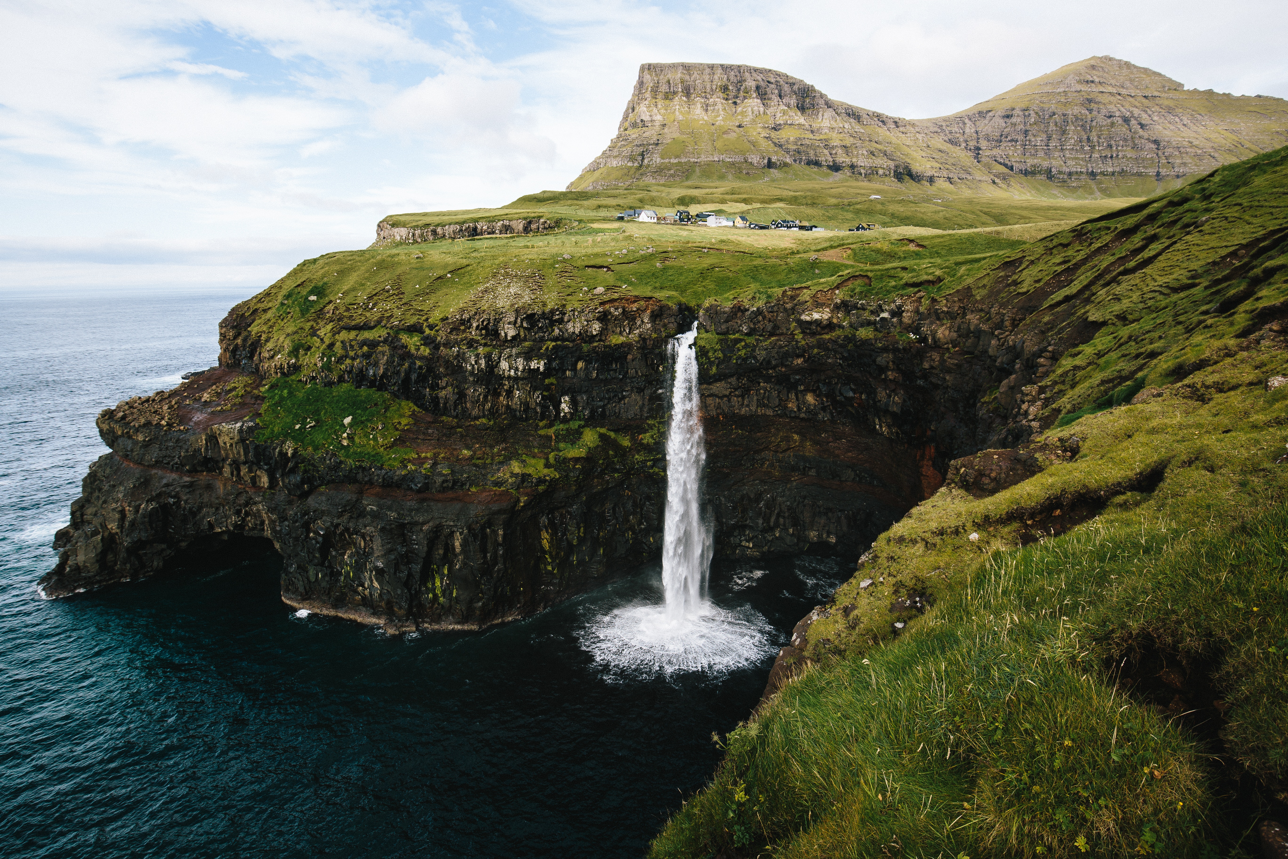 974153 завантажити шпалери створено людиною, gásadalur, скеля, узбережжі, фарерські острови, водоспад - заставки і картинки безкоштовно