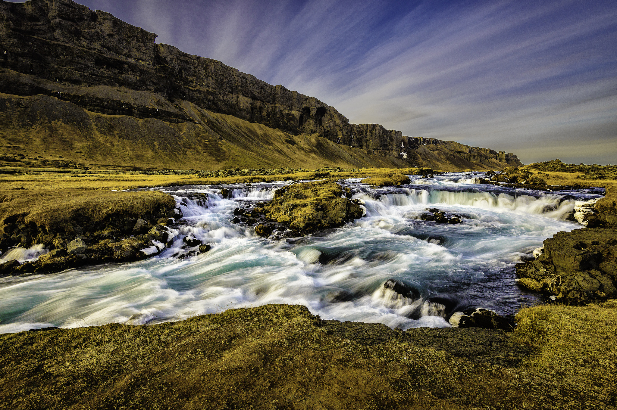 Скачать картинку Река, Гора, Исландия, Ручей, Земля/природа в телефон бесплатно.