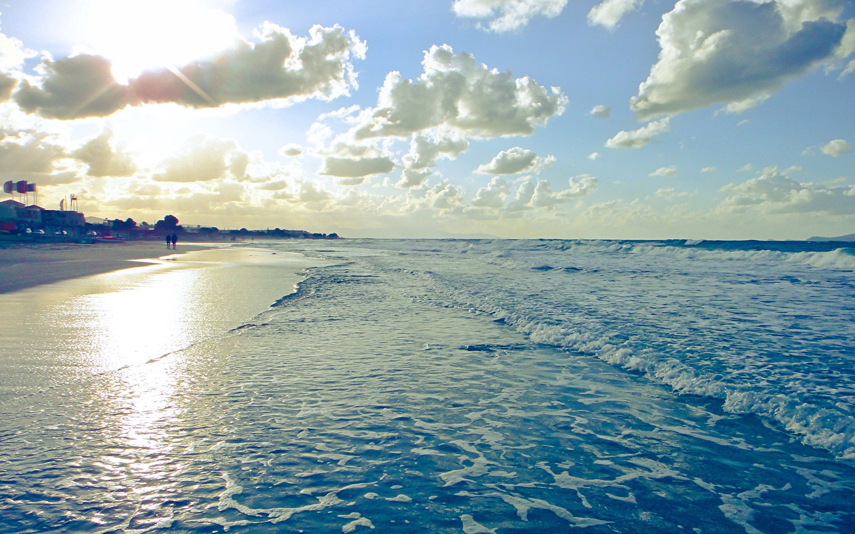 Handy-Wallpaper Sun, Clouds, Nass, Natur, Schaum, Waves, Sand, Küste, Menschen, Strand kostenlos herunterladen.