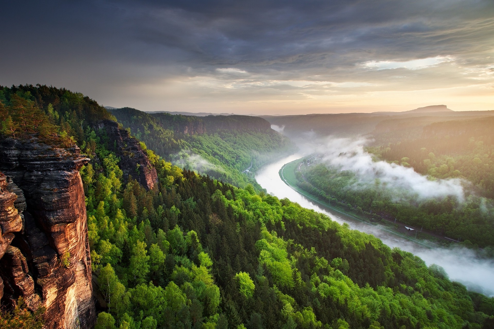 Handy-Wallpaper Landschaft, Wald, Nebel, Fluss, Gebirge, Erde/natur kostenlos herunterladen.