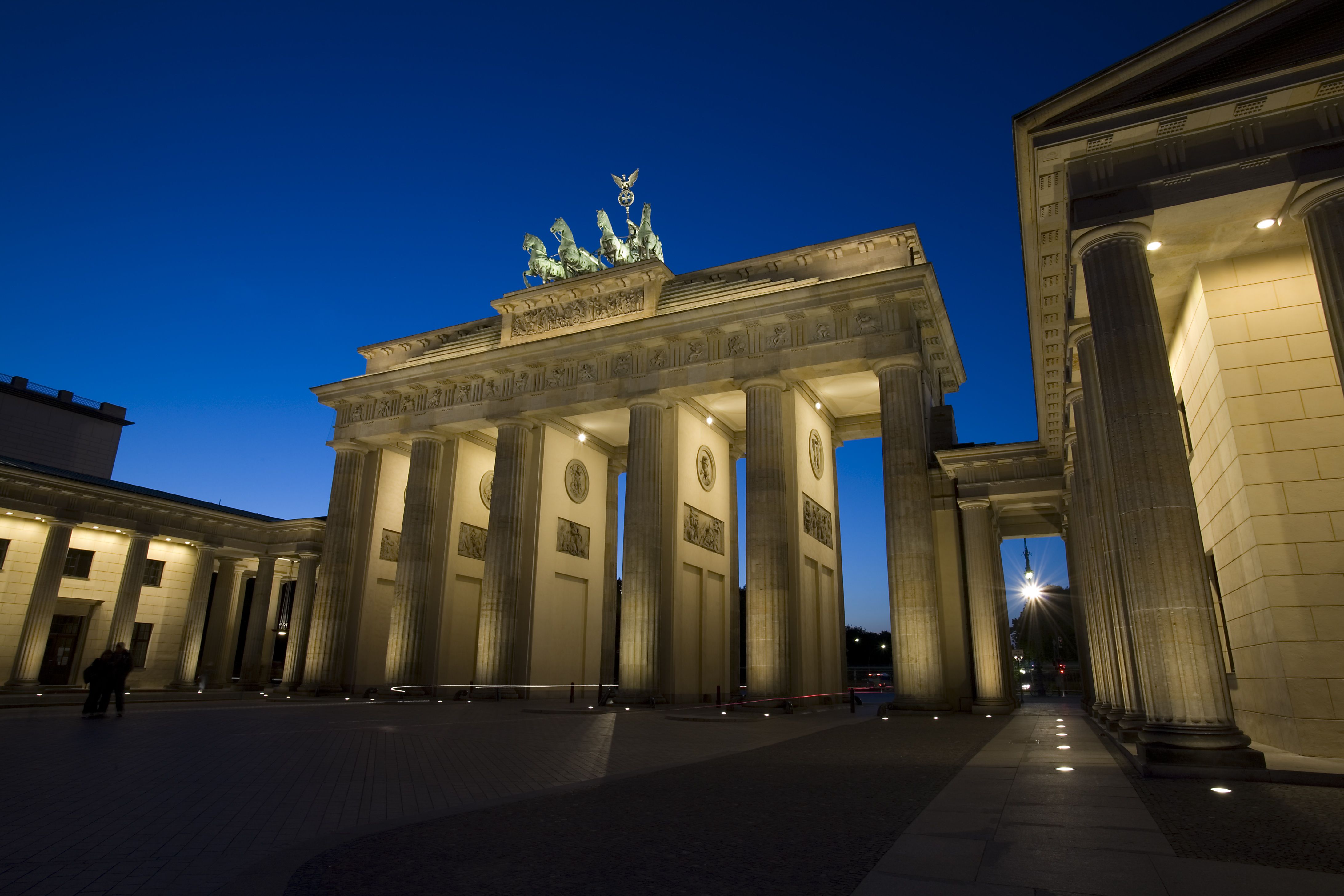 Free download wallpaper Night, Berlin, Monuments, Light, Monument, Germany, Man Made, Brandenburg Gate on your PC desktop