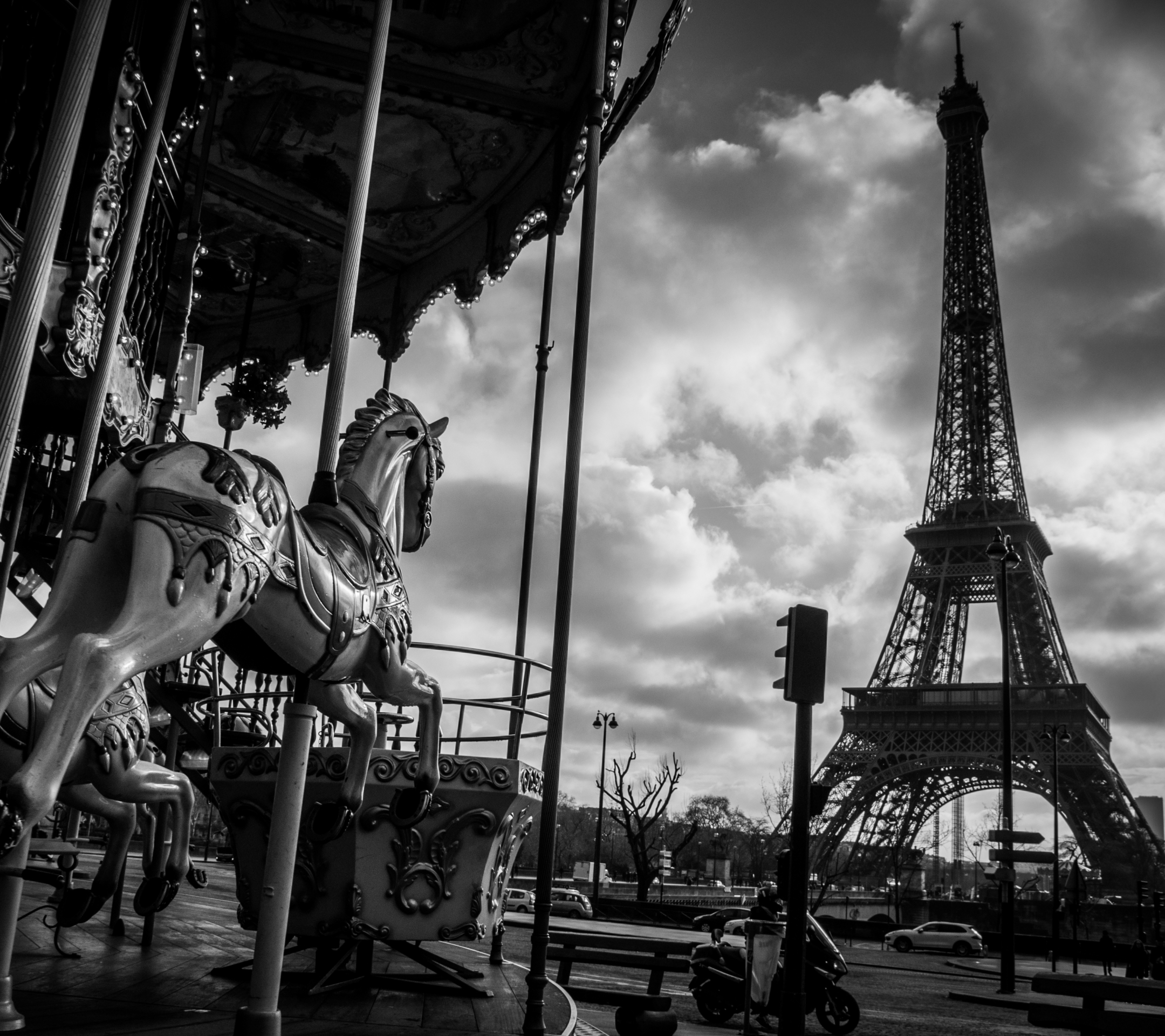 1105109 скачать картинку сделано человеком, эйфелева башня, франция, карусель, париж, чёрно белое, черно белый, памятники - обои и заставки бесплатно