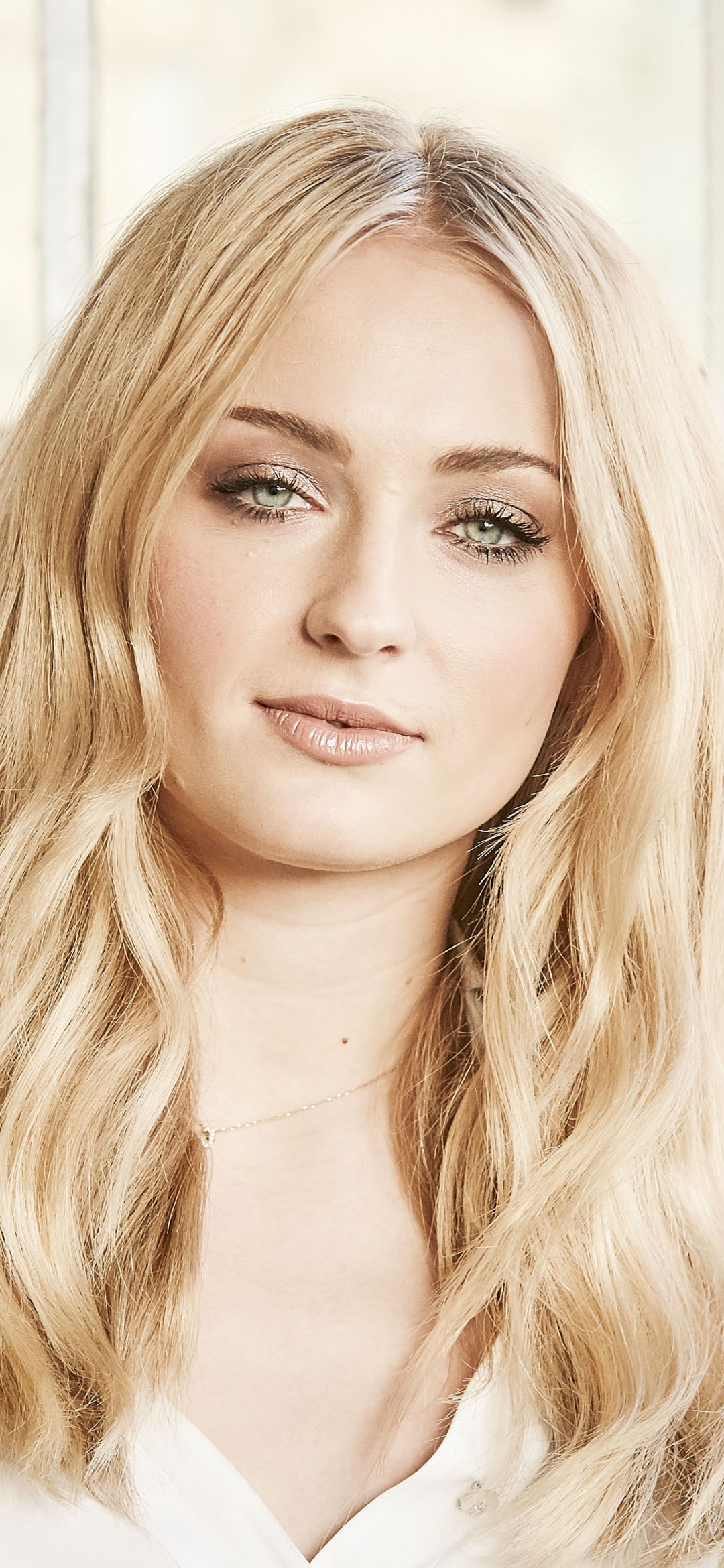 Download mobile wallpaper Blonde, English, Blue Eyes, Celebrity, Actress, Sophie Turner for free.