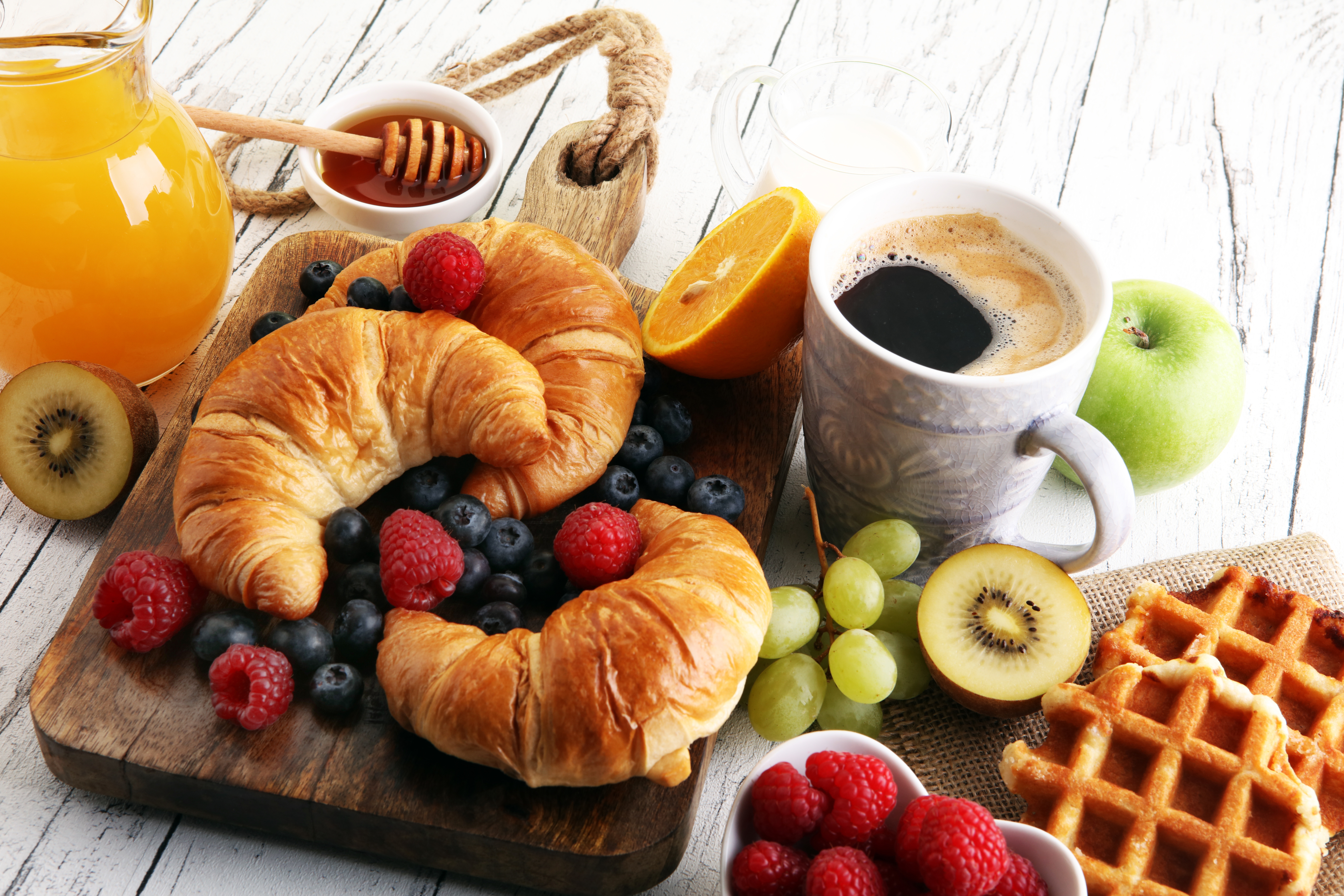 Handy-Wallpaper Himbeere, Frucht, Croissant, Heidelbeere, Nahrungsmittel, Stillleben, Kaffee, Frühstuck kostenlos herunterladen.