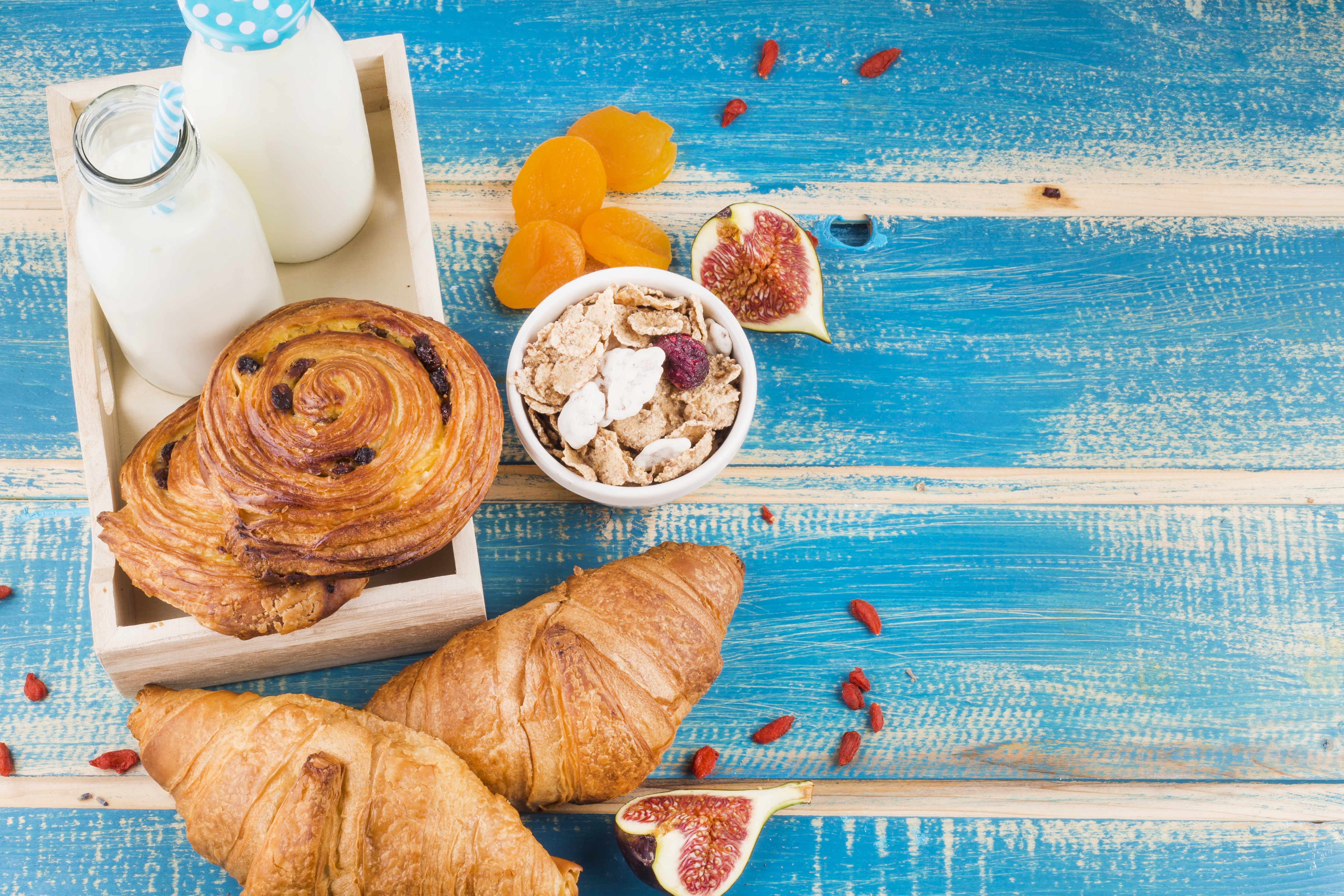 Handy-Wallpaper Milch, Croissant, Nahrungsmittel, Stillleben, Frühstuck, Wiener kostenlos herunterladen.