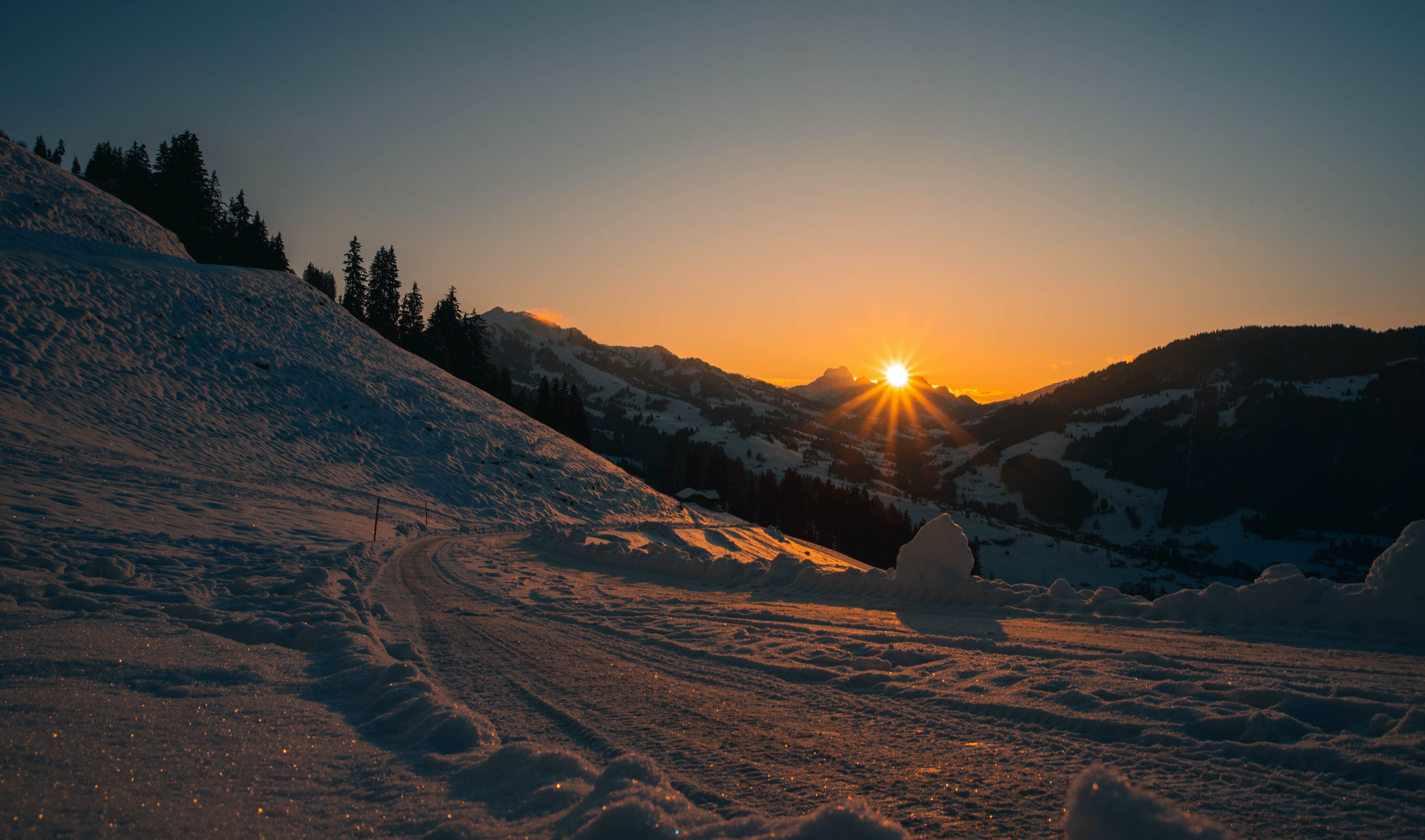 Handy-Wallpaper Sunset, Schnee, Winter, Landschaft, Natur, Mountains kostenlos herunterladen.