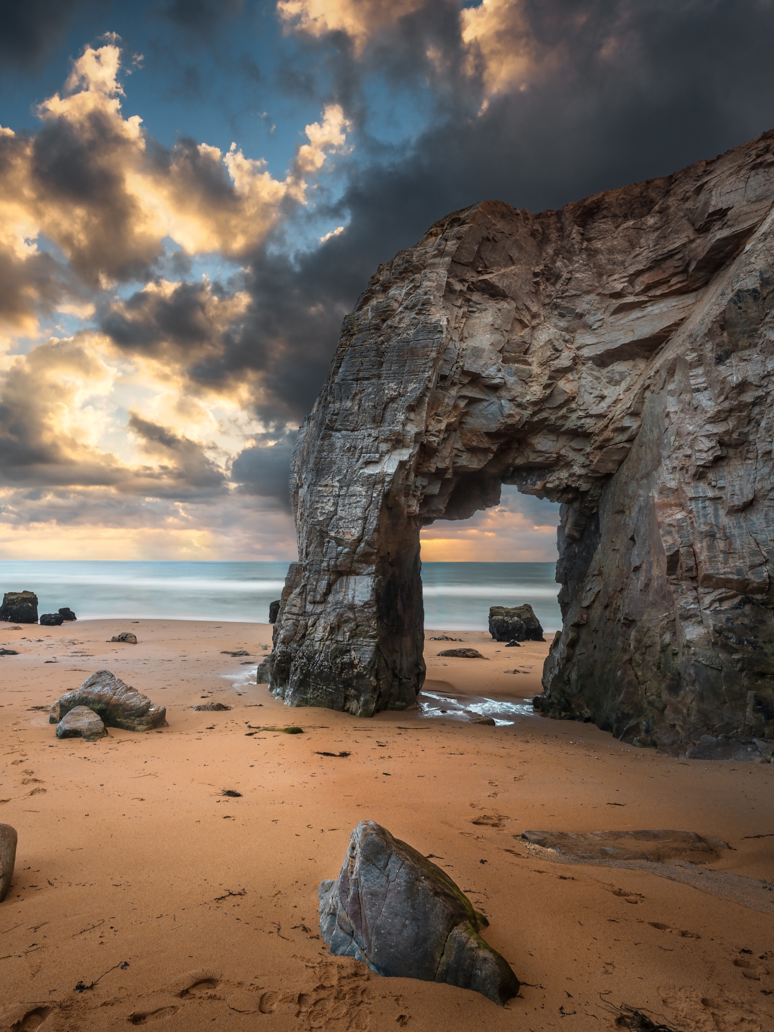 Handy-Wallpaper Natur, Strand, Sand, Horizont, Ozean, Wolke, Erde/natur, Felsentor kostenlos herunterladen.