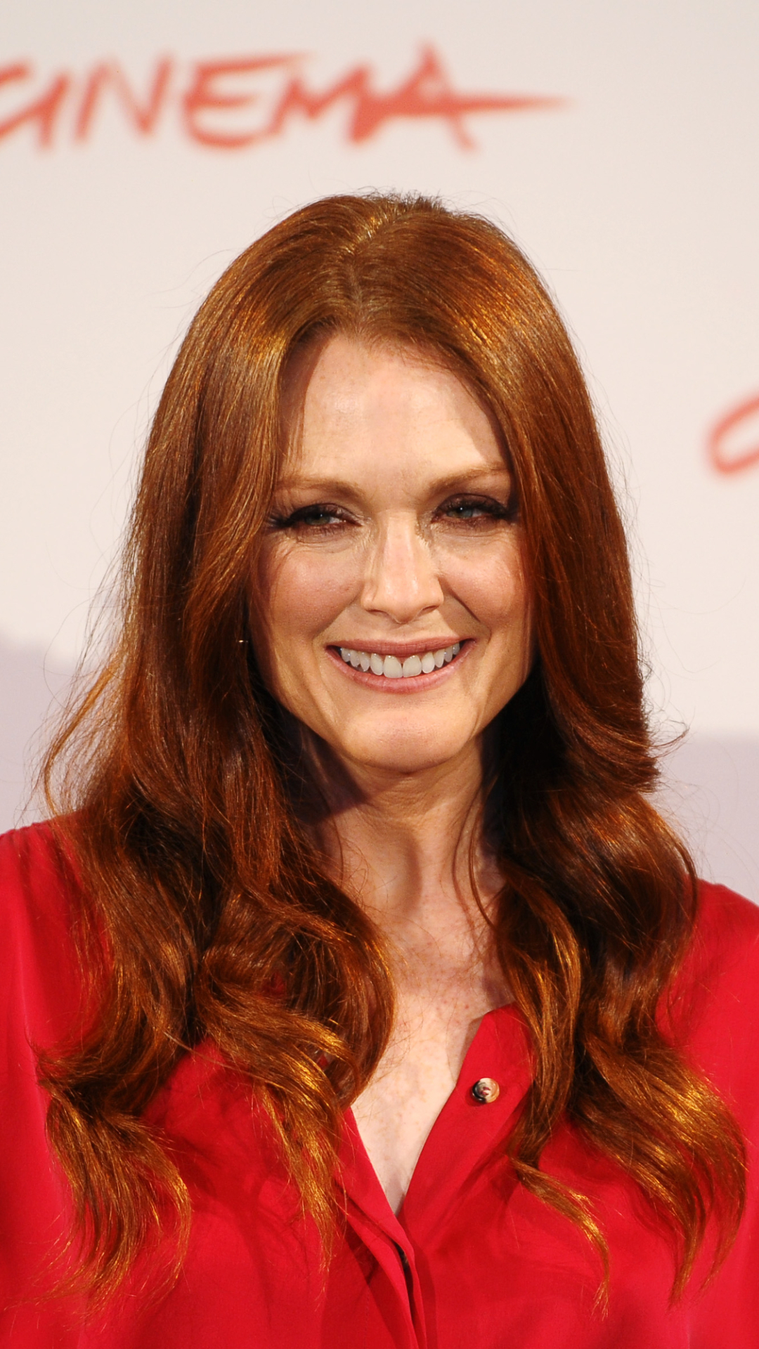 Download mobile wallpaper British, Celebrity, Actress, Julianne Moore for free.