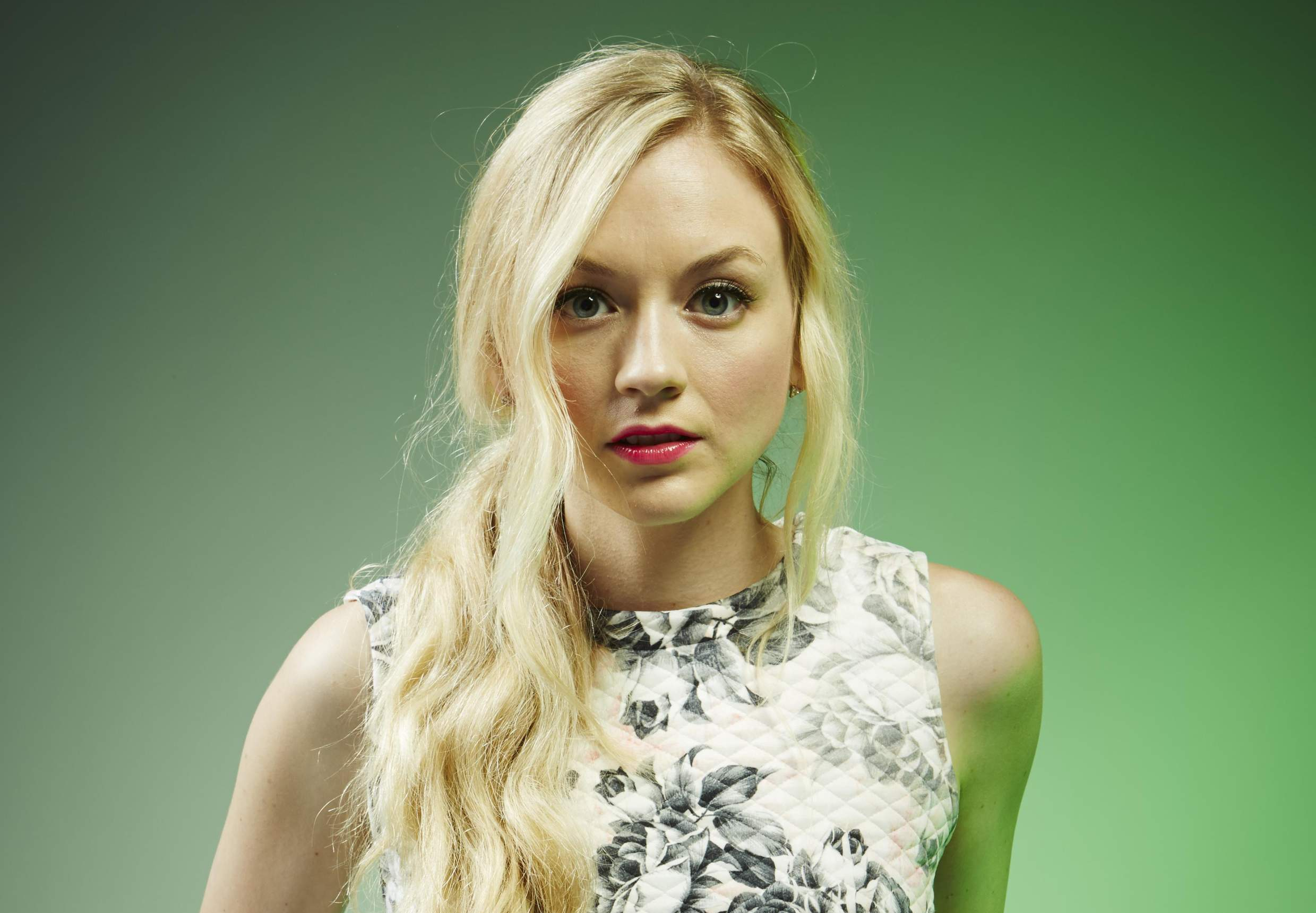 Download mobile wallpaper Blonde, Blue Eyes, Celebrity, Actress, Emily Kinney for free.