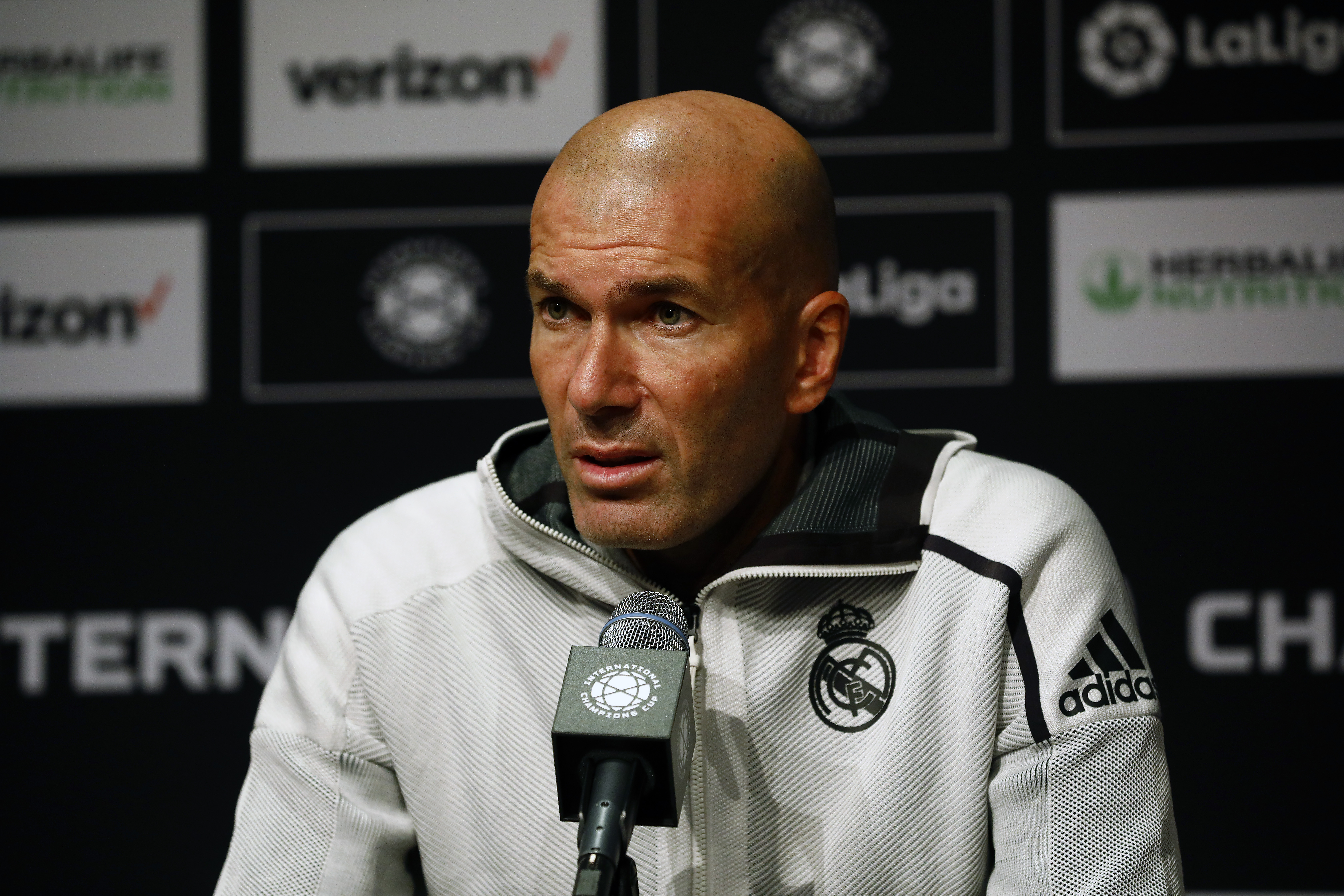 Handy-Wallpaper Sport, Fußball, Französisch, Real Madrid Cf, Zinedine Zidane kostenlos herunterladen.