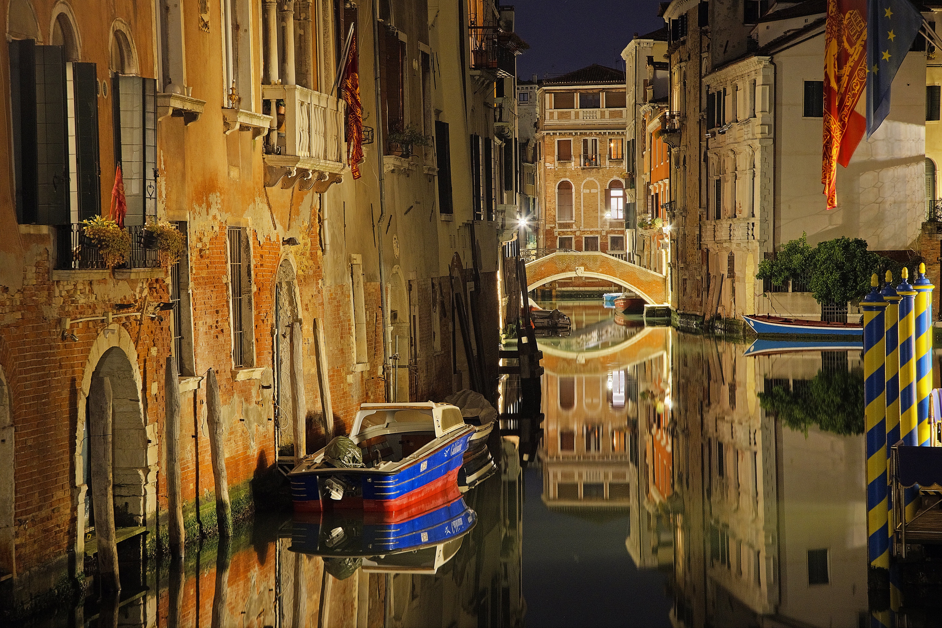 Скачать картинку Города, Италия, Венеция, Свет, Дом, Мост, Канал, Сделано Человеком в телефон бесплатно.