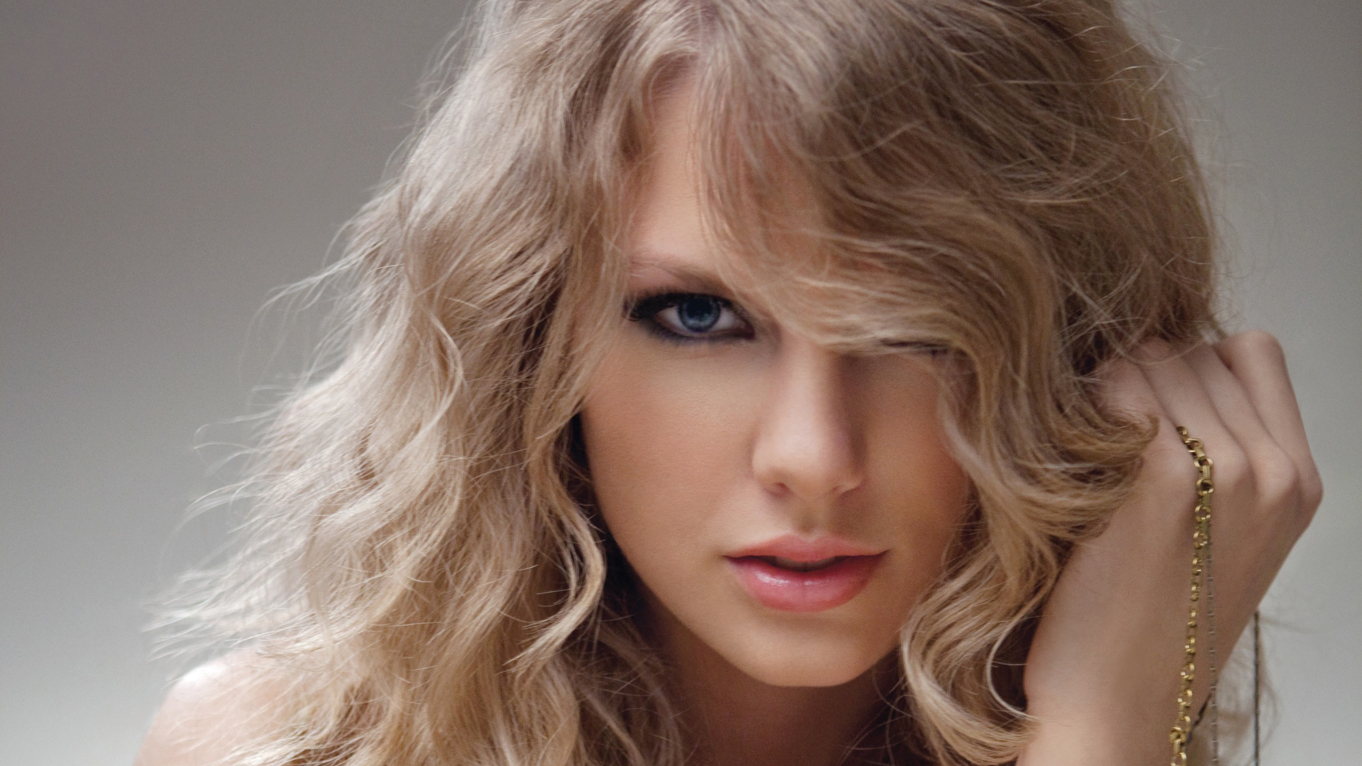 Baixe gratuitamente a imagem Música, Sorriso, Cantor, Olhos Azuis, Cabelo Loiro, Taylor Swift, Batom na área de trabalho do seu PC