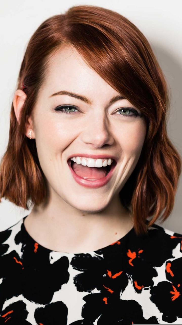 Handy-Wallpaper Emma Stone, Lächeln, Rothaarige, Gesicht, Grüne Augen, Amerikanisch, Berühmtheiten, Darstellerin kostenlos herunterladen.