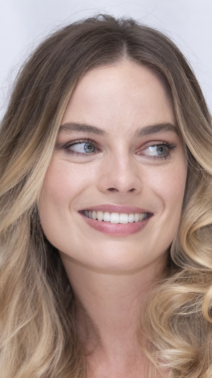 Handy-Wallpaper Nahansicht, Lächeln, Blond, Gesicht, Blaue Augen, Blondinen, Berühmtheiten, Darstellerin, Australisch, Margot Robbie kostenlos herunterladen.