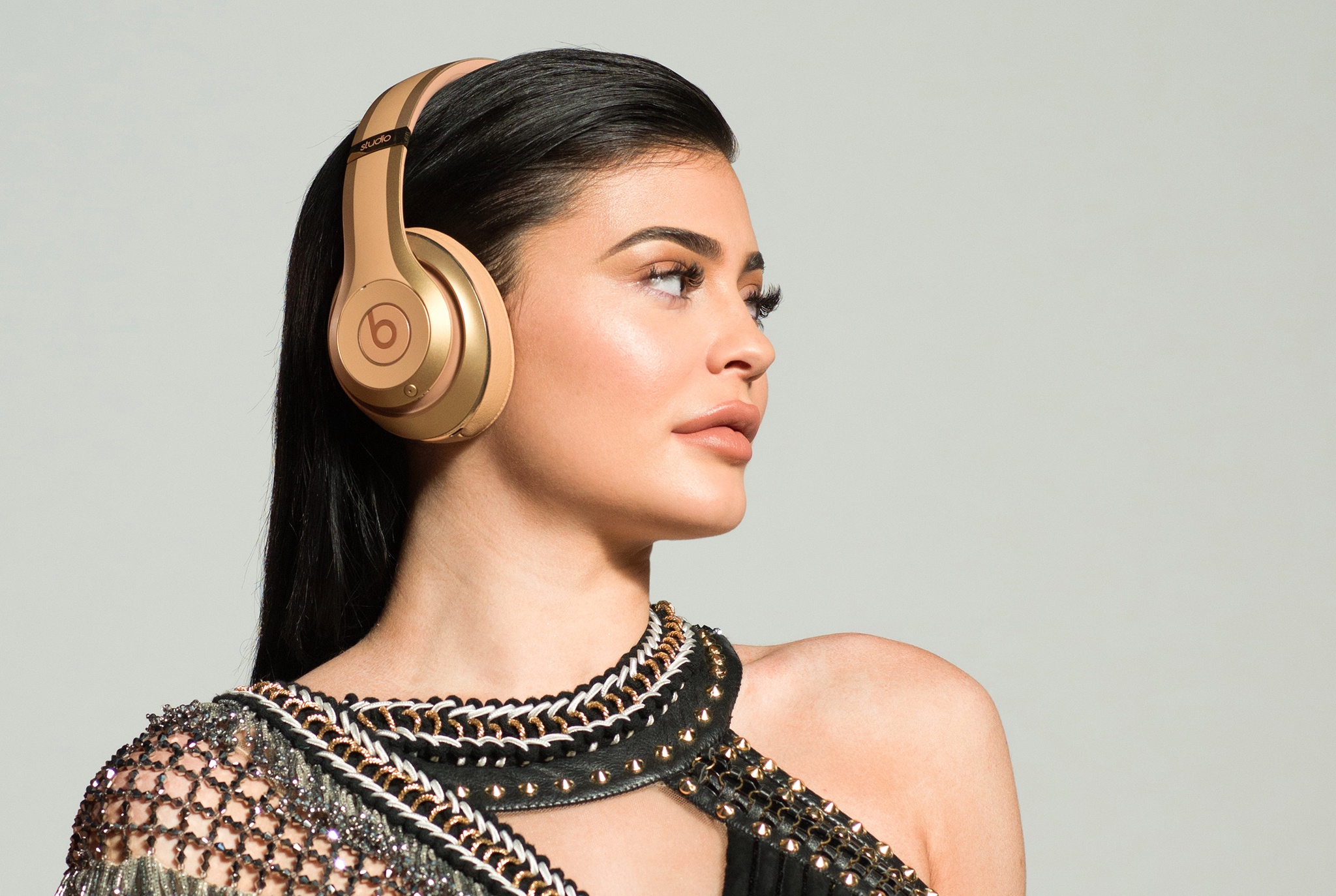 Laden Sie das Kopfhörer, Modell, Amerikanisch, Berühmtheiten, Schwarzes Haar, Kylie Jenner-Bild kostenlos auf Ihren PC-Desktop herunter