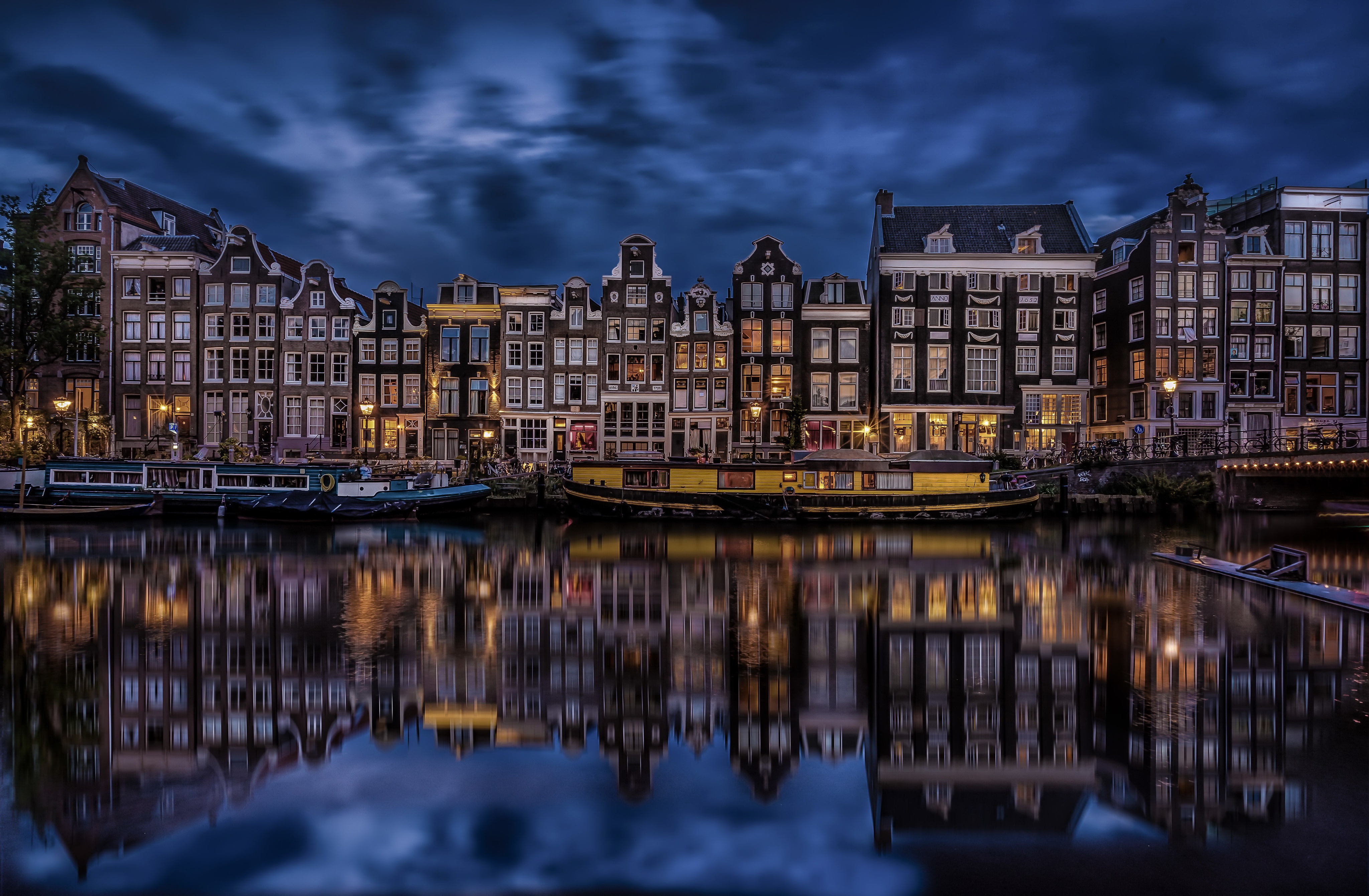 482060 скачать картинку города, амстердам, свет, сделано человеком, лодка, канал, дом, нидерланды, ночь, отражение - обои и заставки бесплатно