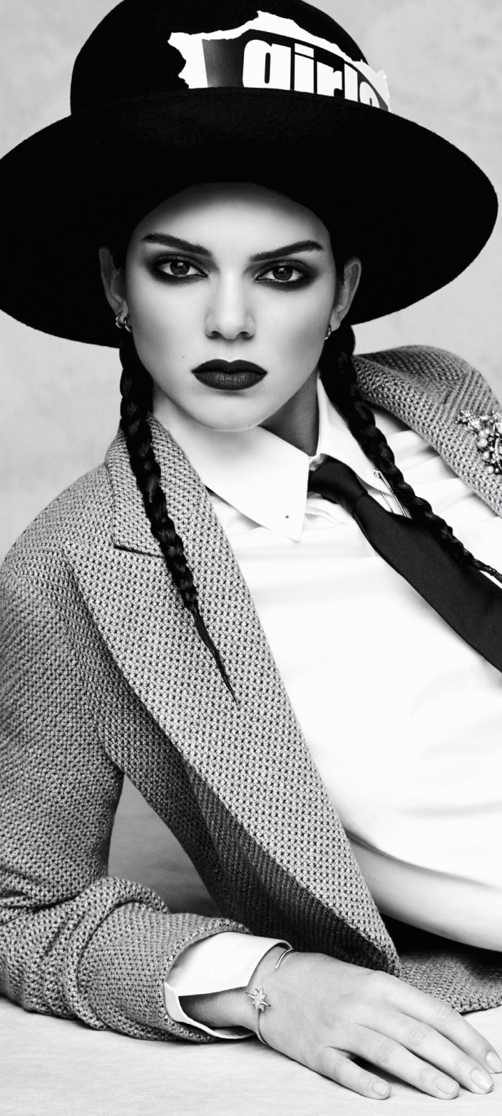 Download mobile wallpaper Hat, Model, American, Braid, Celebrity, Black & White, Lipstick, Kendall Jenner for free.