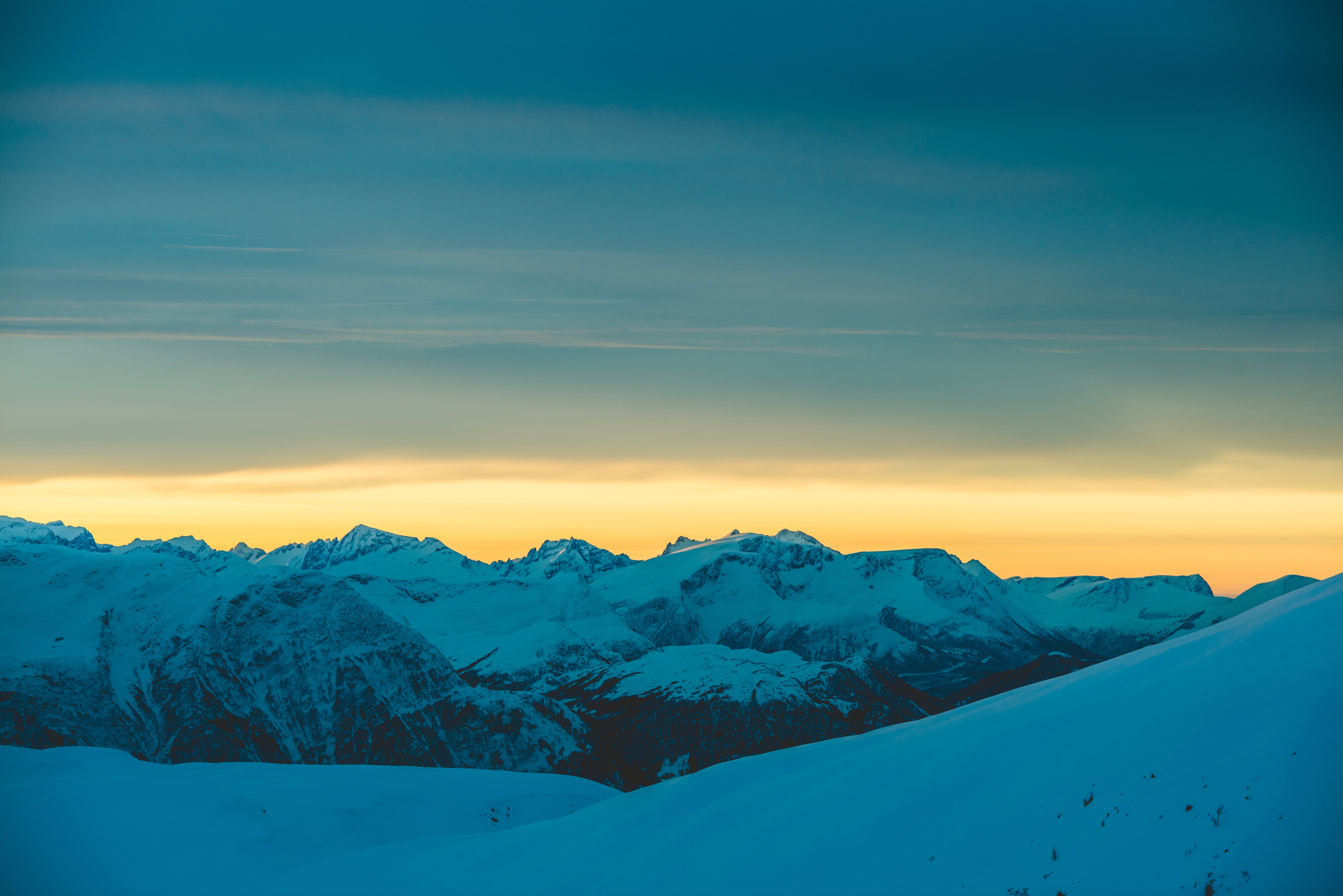 Handy-Wallpaper Natur, Sky, Horizont, Schneebedeckt, Snowbound, Sunset, Mountains, Schnee kostenlos herunterladen.