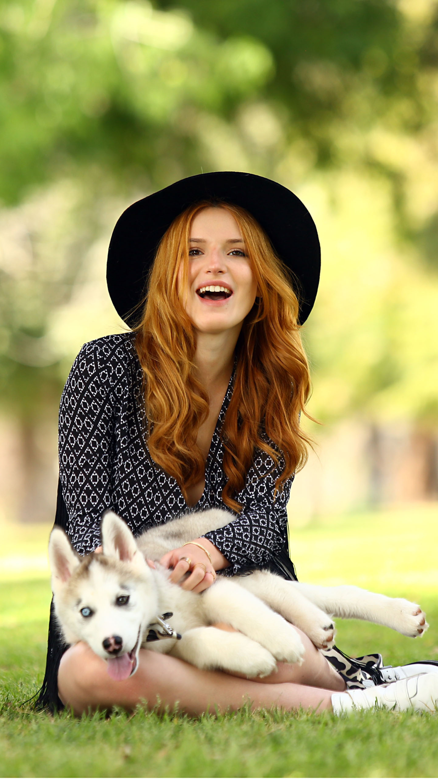 Download mobile wallpaper Dog, Smile, Redhead, Puppy, Hat, American, Celebrity, Brown Eyes, Actress, Depth Of Field, Bella Thorne for free.