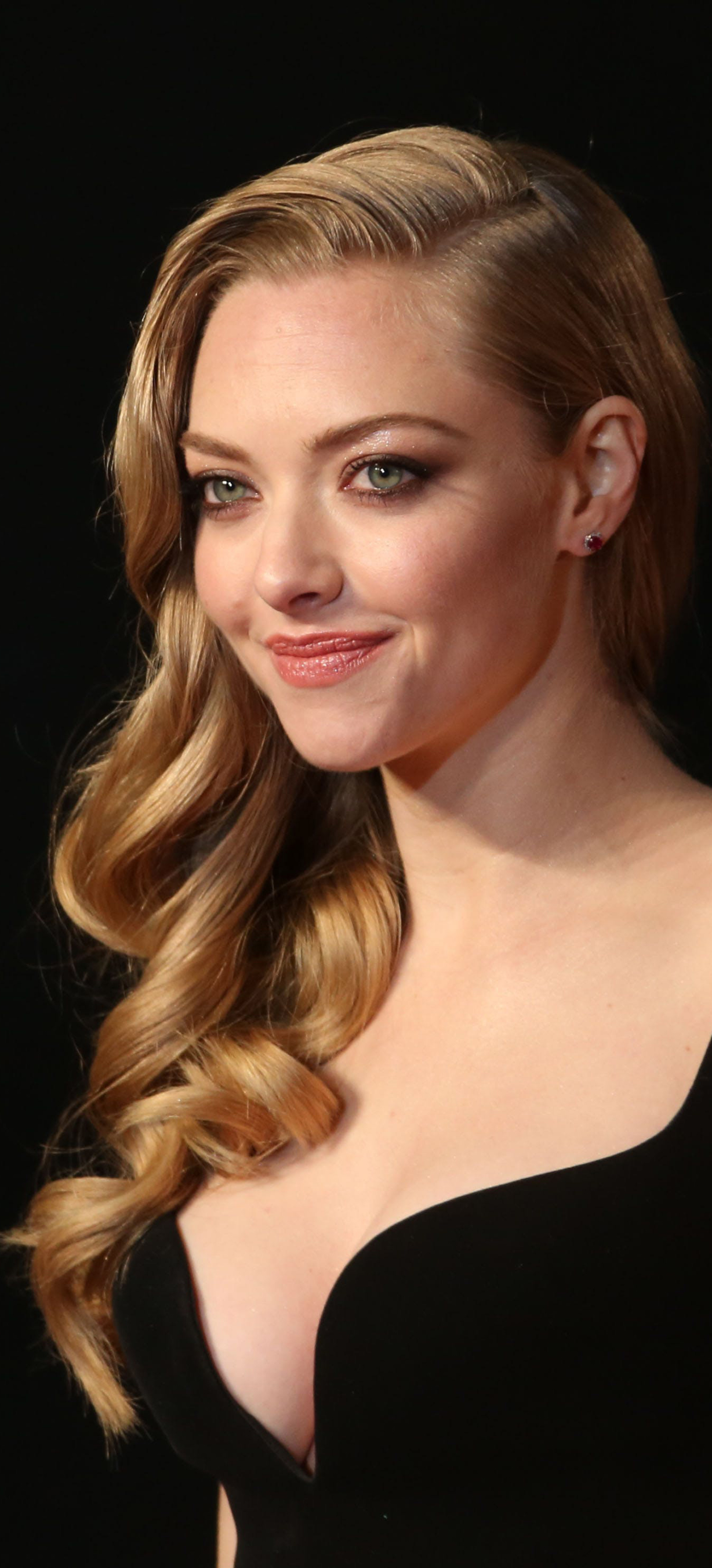 Download mobile wallpaper Blonde, American, Celebrity, Actress, Amanda Seyfried for free.