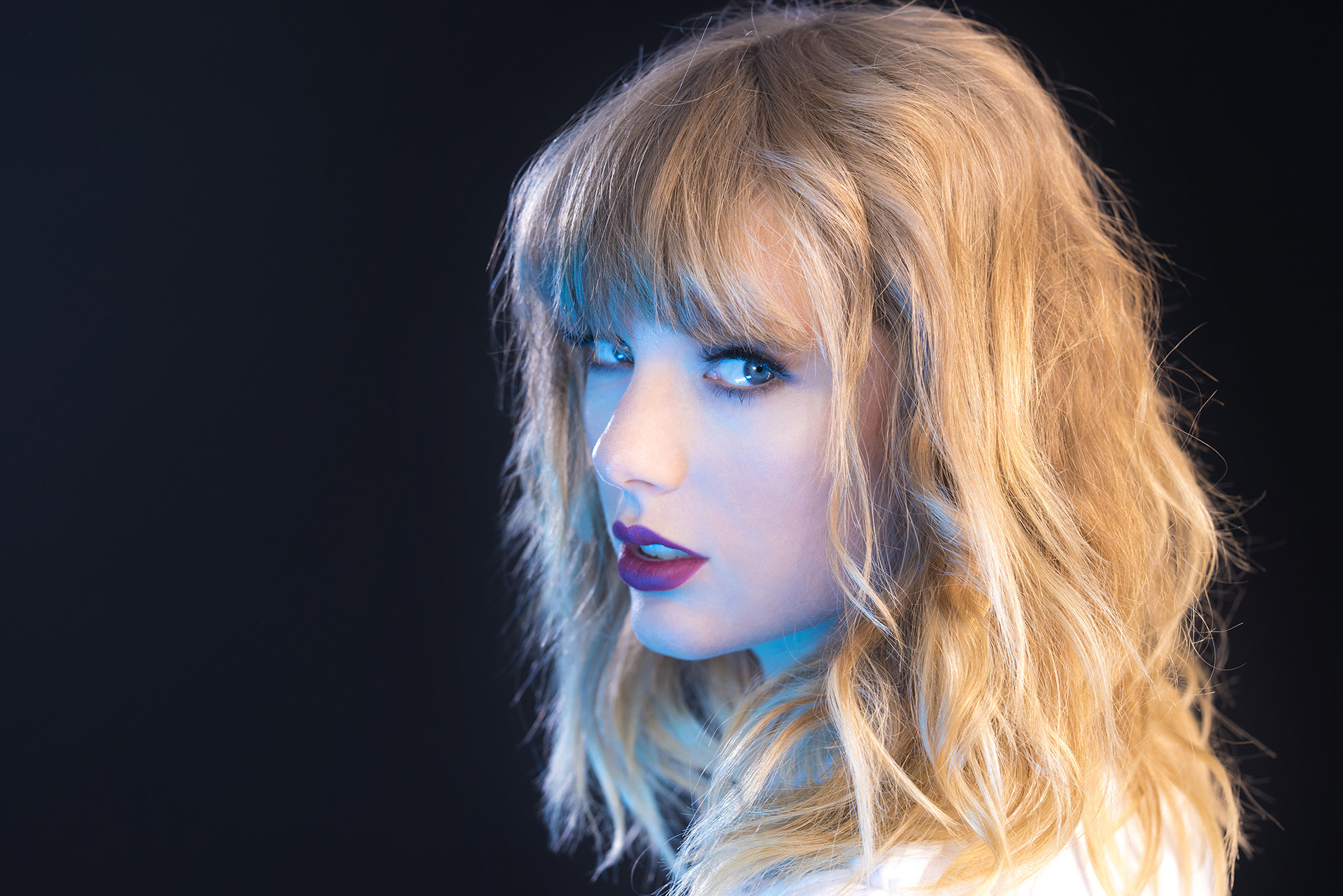 Handy-Wallpaper Musik, Sänger, Gesicht, Blaue Augen, Amerikanisch, Blondinen, Taylor Swift, Lippenstift kostenlos herunterladen.